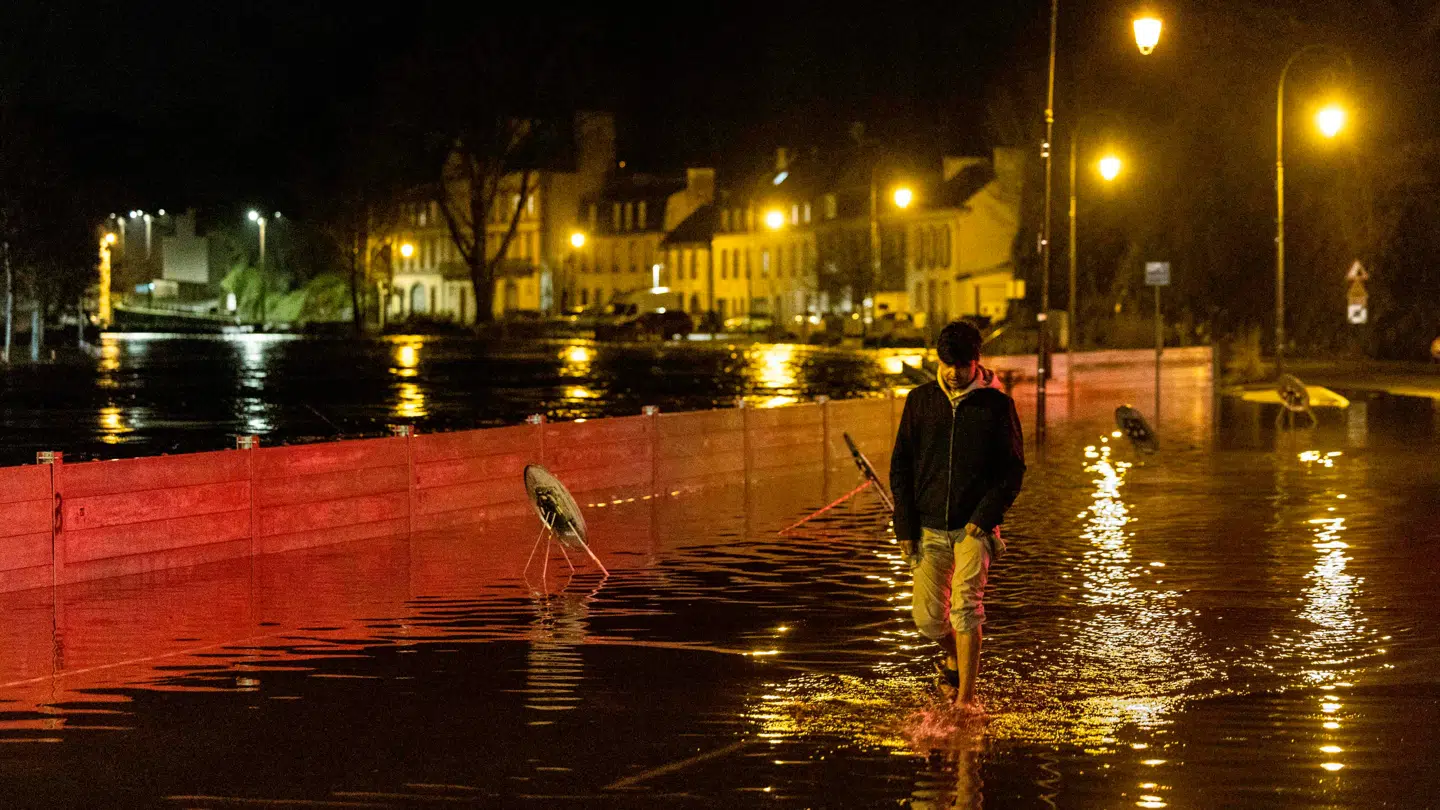 En mand går ned ad gaden i Quimperlé.