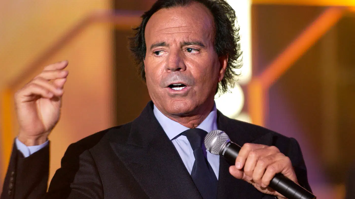 l'Espagnol Julio Iglesias chante sur le plateau du Téléthon, le 06 décembre 2003 à Paris. AFP PHOTO BERTRAND GUAY Bertrand GUAY / AFP
