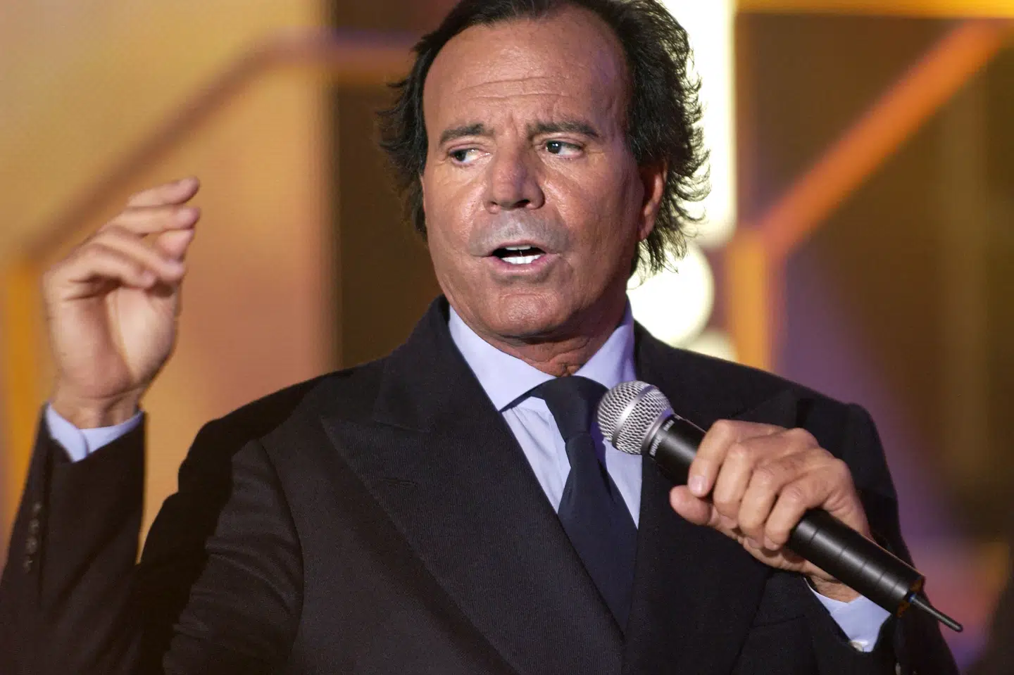 Den spanske sanger Julio Iglesias blev blandt andet beskyldt for at have udsat en af to kvinder for upassende berøringer. Fredag er sagen mod ham blevet droppet. (Arkivfoto).