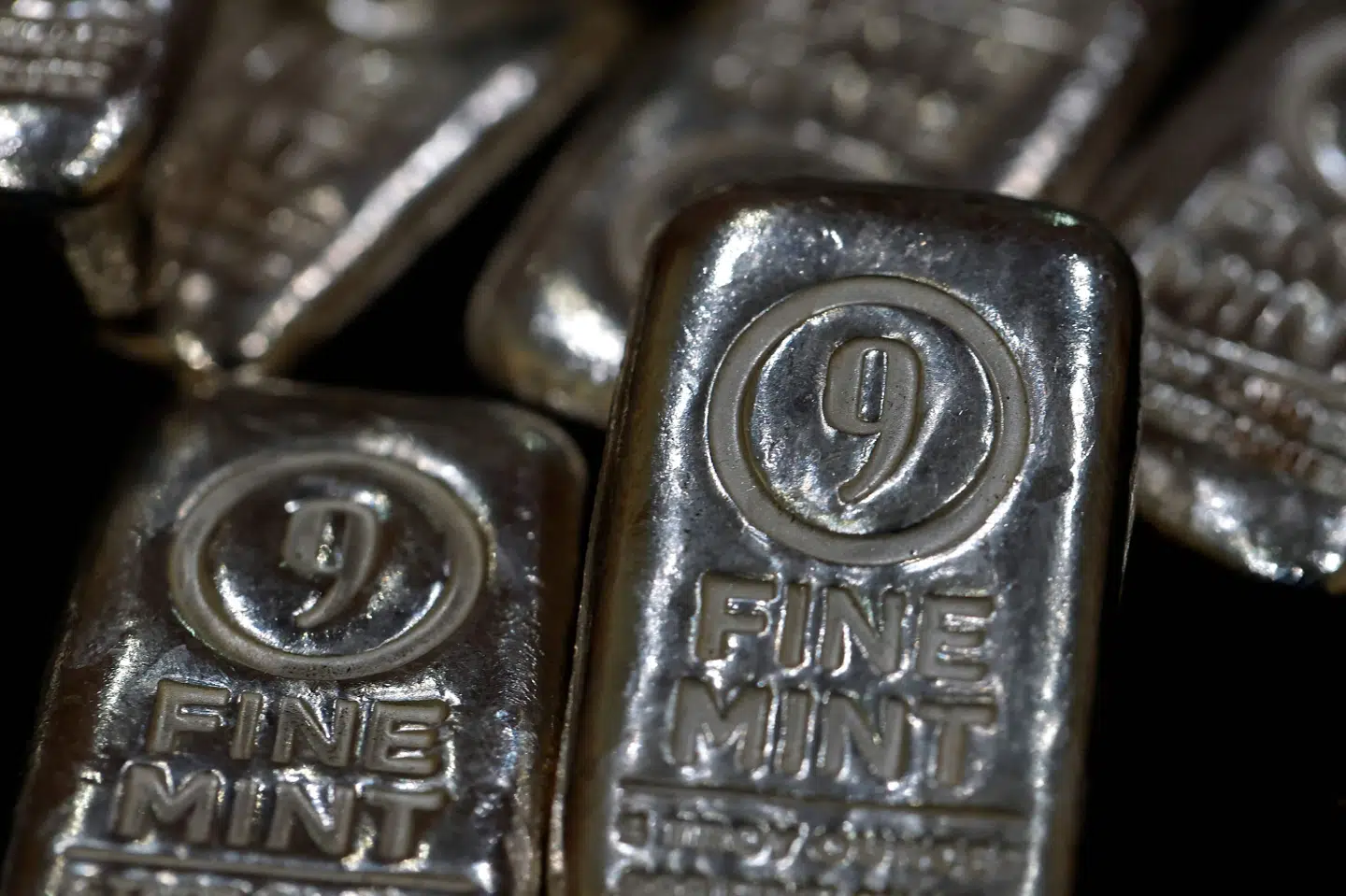 Sølvbarrer er lagt frem i en butik i San Francisco i den amerikanske delstat Californien tidligere i januar. (Arkivfoto).