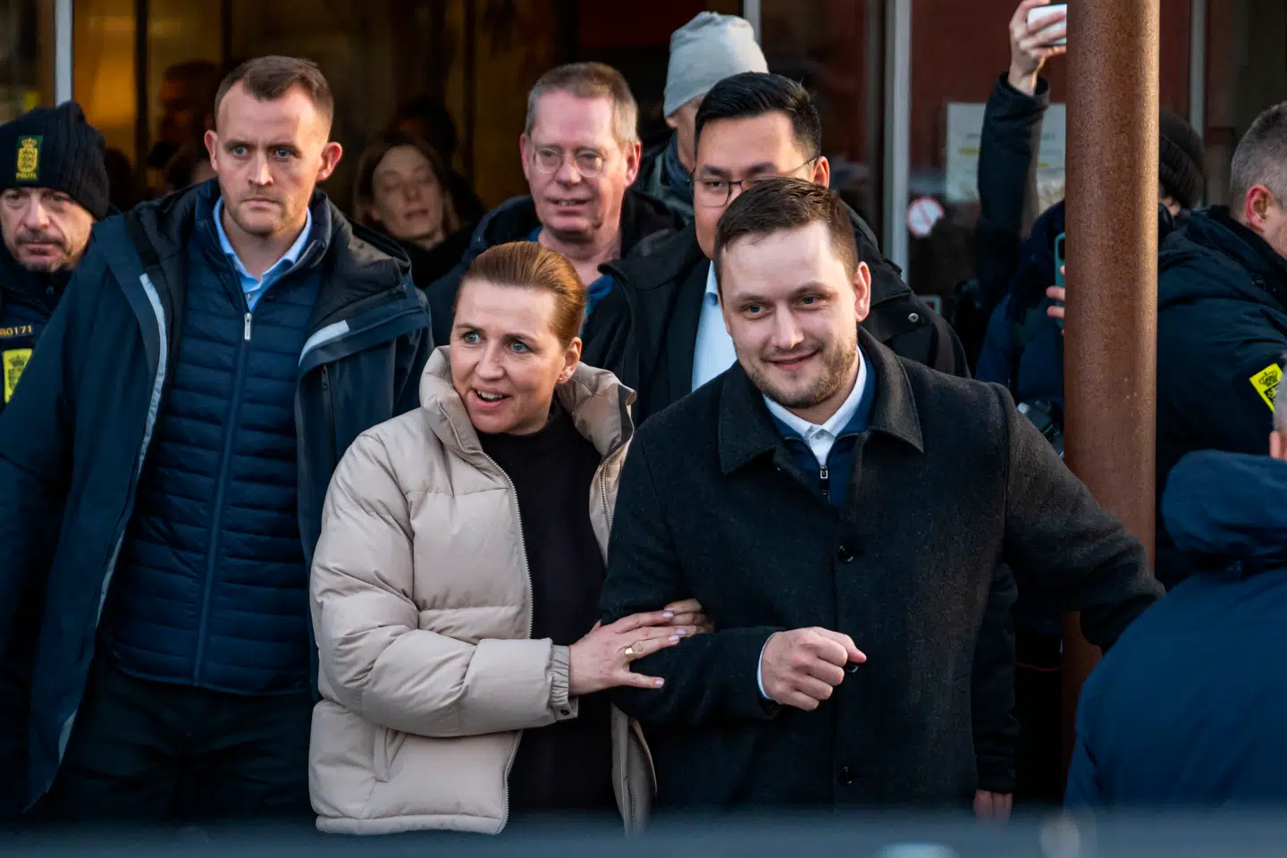 Mette Frederiksen besøgte fredag Jens-Frederik Nielsen i Grønland. Det første møde i den såkaldte arbejdsgruppe er afholdt i Washington. Danmark har erklæret sig villig til at genforhandle den aftale, der giver USA ret til militær tilstedeværelse i Grønland.