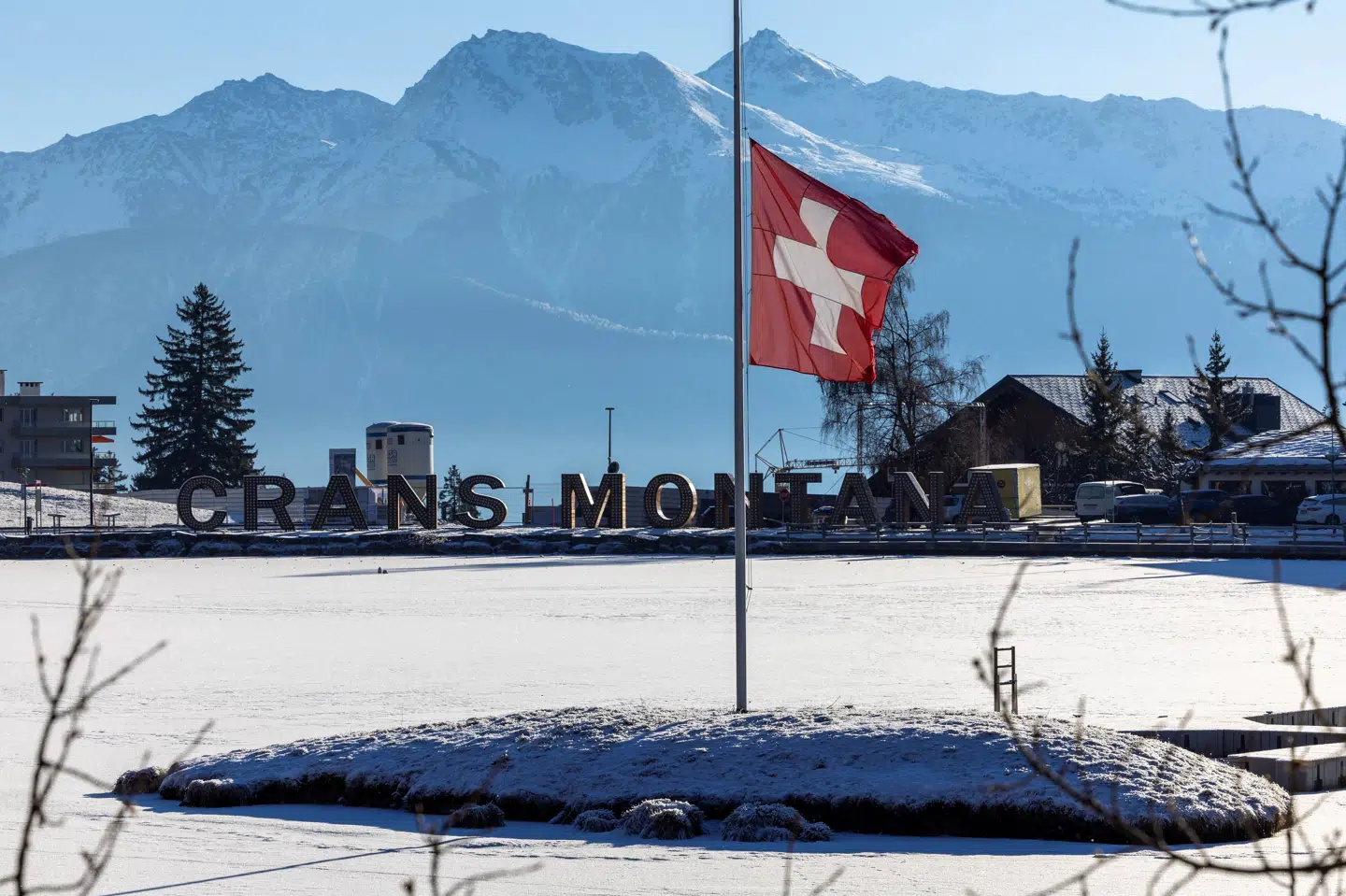 I dagene efter branden på Le Constellation blev der flaget på halvt i det schweiziske skisportsområde Crans-Montana. Her er et flag på halv stang fotograferet den 7. januar. (Arkivfoto).