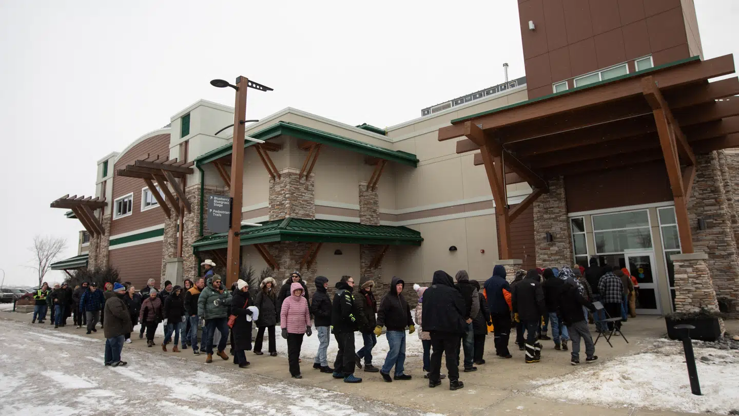 Folk står i kø for at underskrive en underskriftsindsamling, der har til formål at få afholdt en folkeafstemning om Albertas løsrivelse, i Stony Plain, Alberta, torsdag den 22. januar 2026.