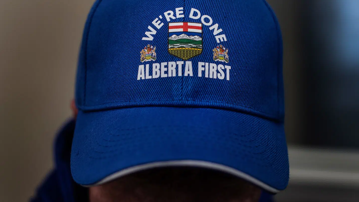 Flere i provinsen bærer 'Alberta First'-hatte som støtte til kampagnen for en løsrivelse.