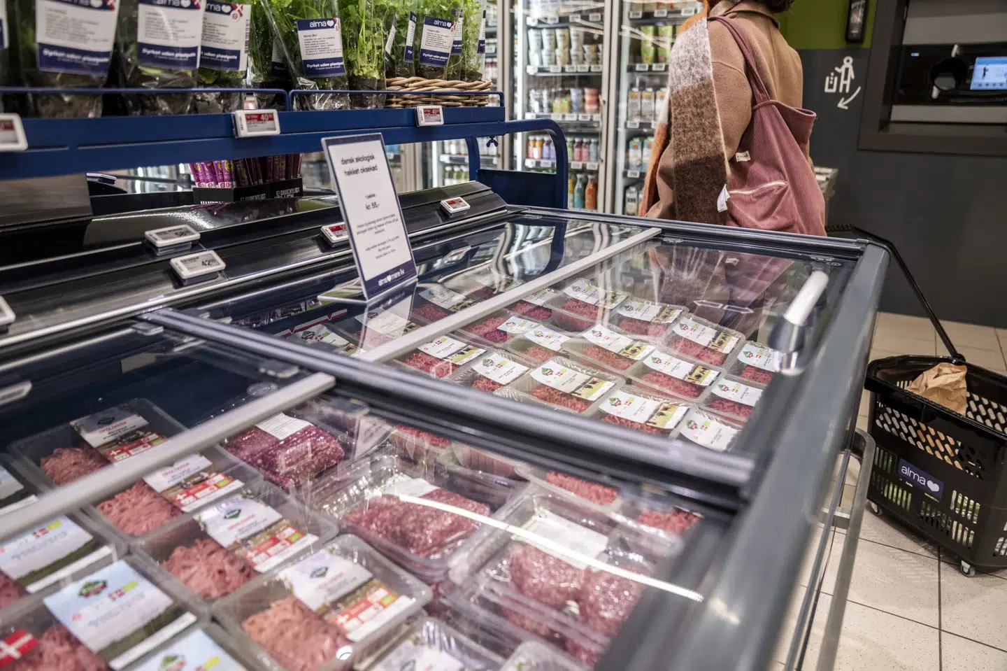 Det er blevet væsentligt dyrere at købe ind i supermarkedet. Derfor vil regeringen nu uddele fødevarechecks til blandt andet udvalgte børnefamilier og modtagere af sociale ydelser, skriver Jyllands-Posten, efter at mediet har set regeringens oplæg. (Arkivfoto).