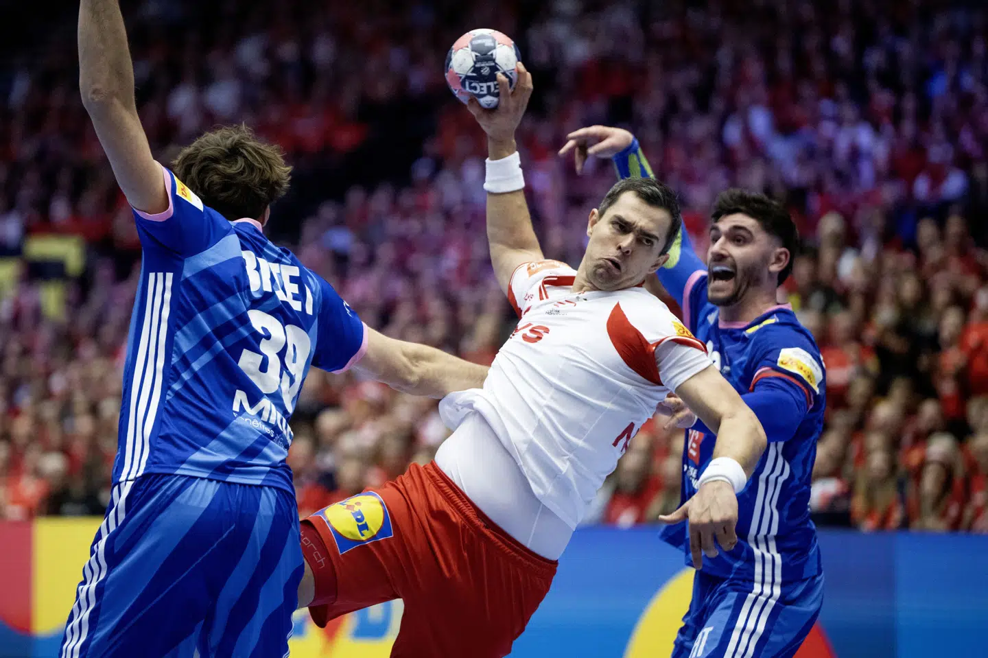 Rasmus Lauge forventer at møde et spansk forsvar med mange variationer.