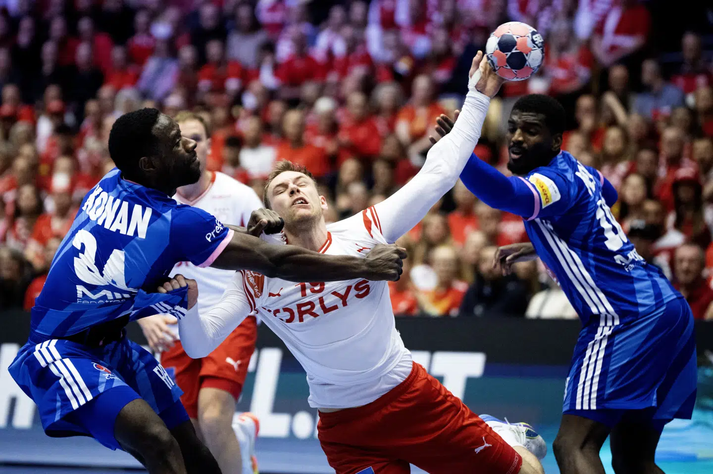 Mathias Gidsel tog masser af tæsk i kampen mod Frankrig, men til sidst lykkedes han med sine aktioner.