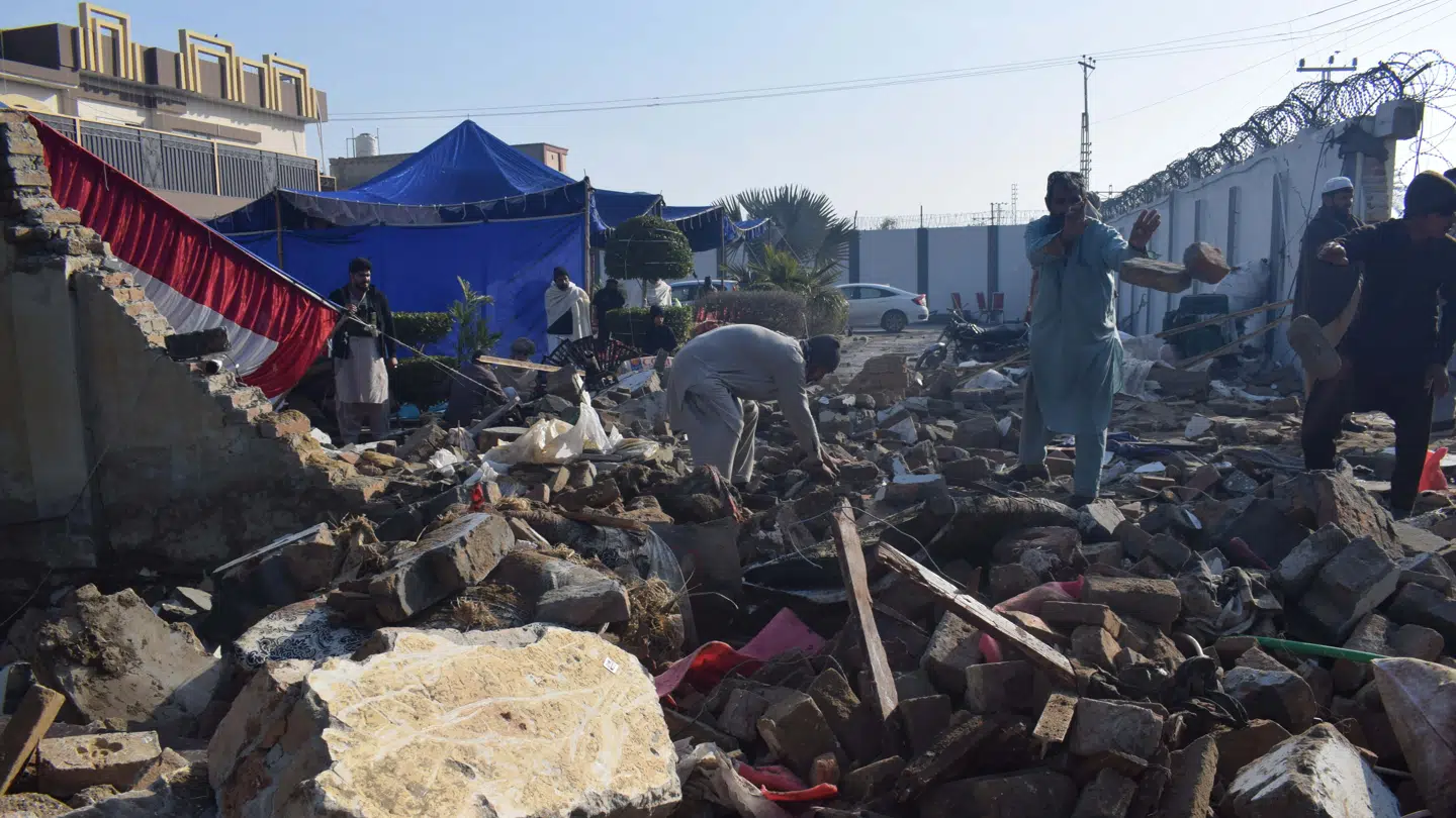 Efter det voldsomme bombeangreb ved brylluppet i Pakistand blev der ledt efter dræbte og sårede blandt murbrokkerne.
