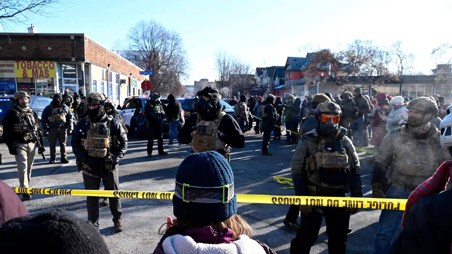 Føderale agenter afspærrer efter en skudepisode, der fandt sted 24. januar 2026 i Minneapolis, Minnesota.