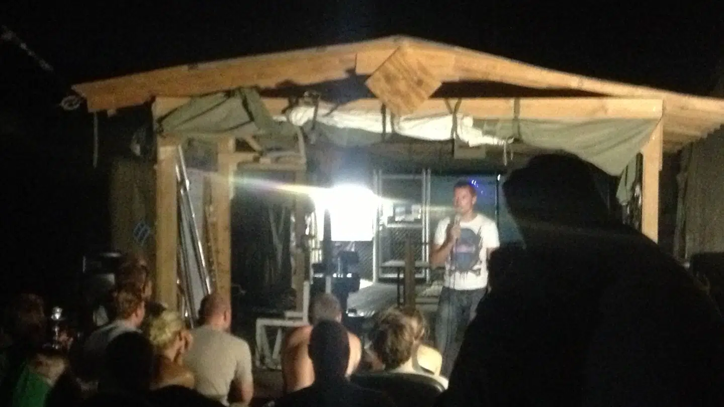 På billedet ses Torben Chris under et af sine besøg Afghanistan, hvor han underholdt danske soldater.