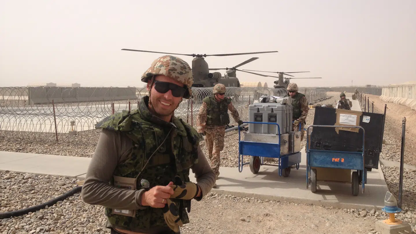 På billedet ses Torben Chris under et af sine besøg Afghanistan, hvor han underholdte danske soldater.