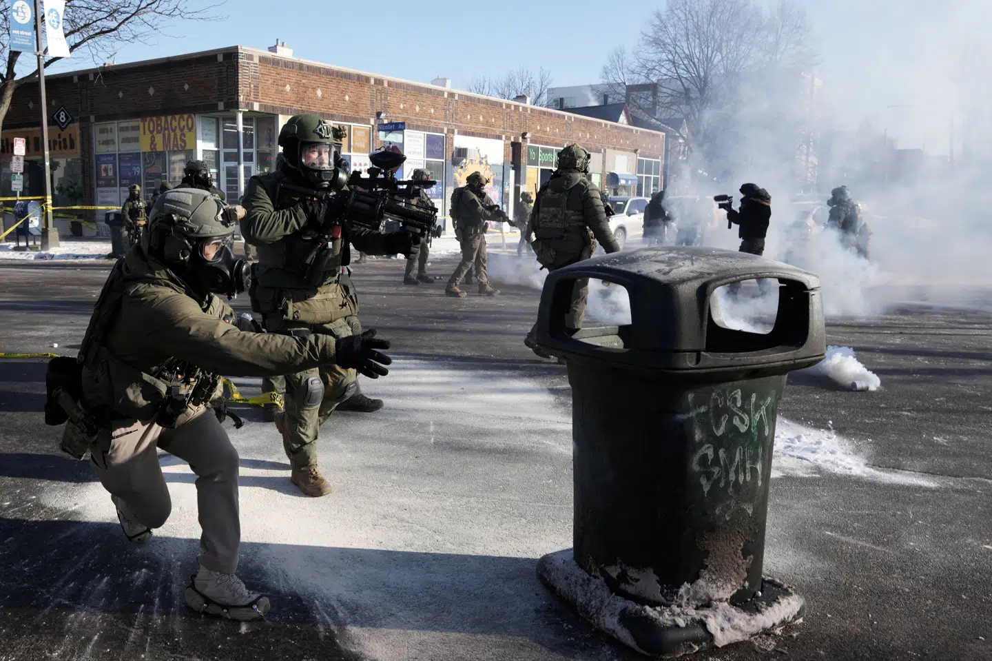 Føderale agenter støder sammen med lokale på stedet, hvor grænsepoliti lørdag skød og dræbte en mand.
