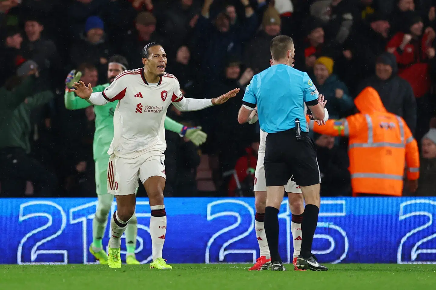 Liverpools anfører, Virgil van Dijk, brokker sig til dommeren efter Bournemouths sene scoring til 3-2.