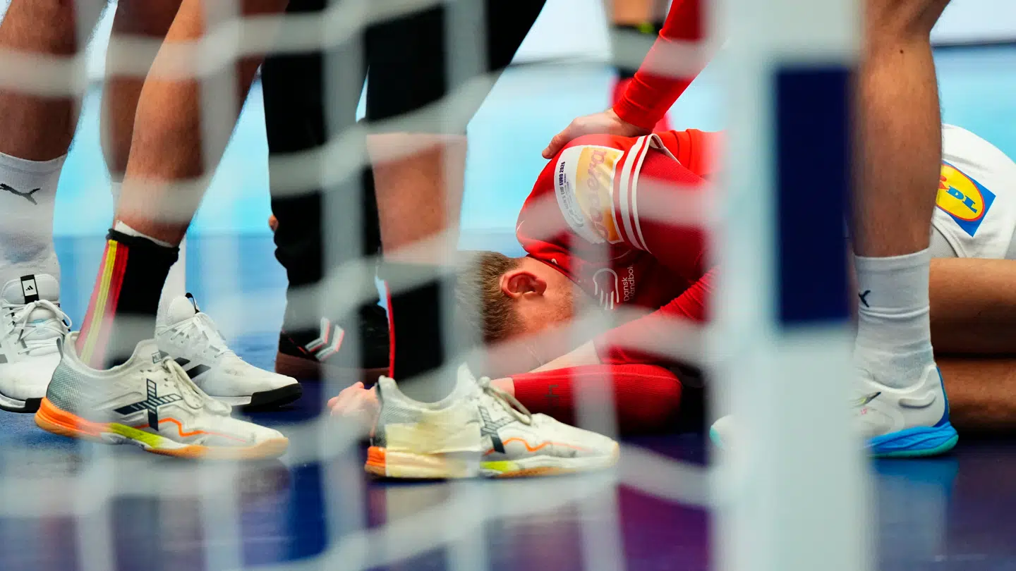 Simon Pytlick blev liggende på halgulvet.