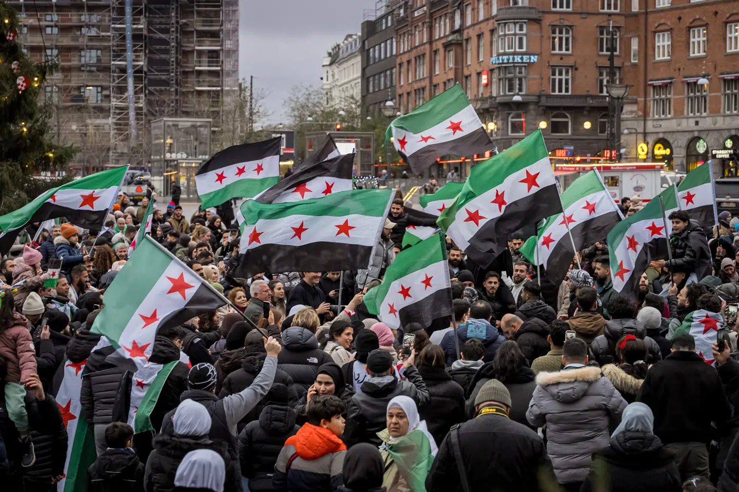 Syrisk Forening i Danmark demonstrerede på Rådhuspladsen i København 8. december 2024 i anledning af Bashar al-Assads fald. Siden er antallet af syrere, der har søgt om asyl i Danmark, faldet markant. (Arkivfoto).