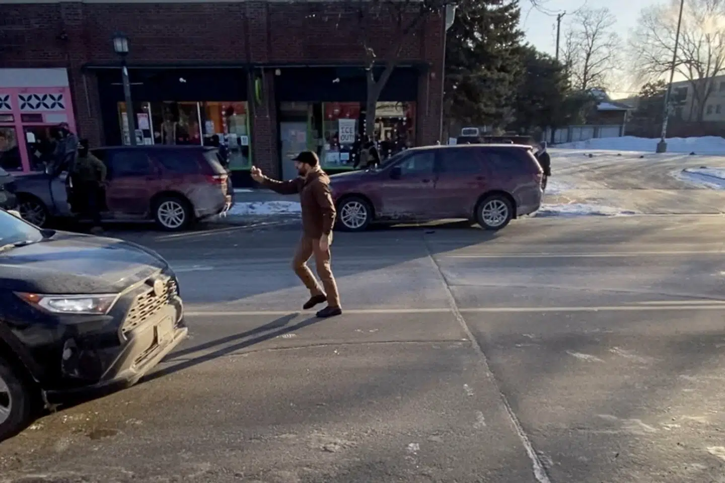 Her ses et billede fra en video, der blev optaget kort før skuddrabet skete. På billedet ses den mand, der er blevet identificeret som Alex Pretti være i gang med at filme med en mobiltelefon i Minneapolis.