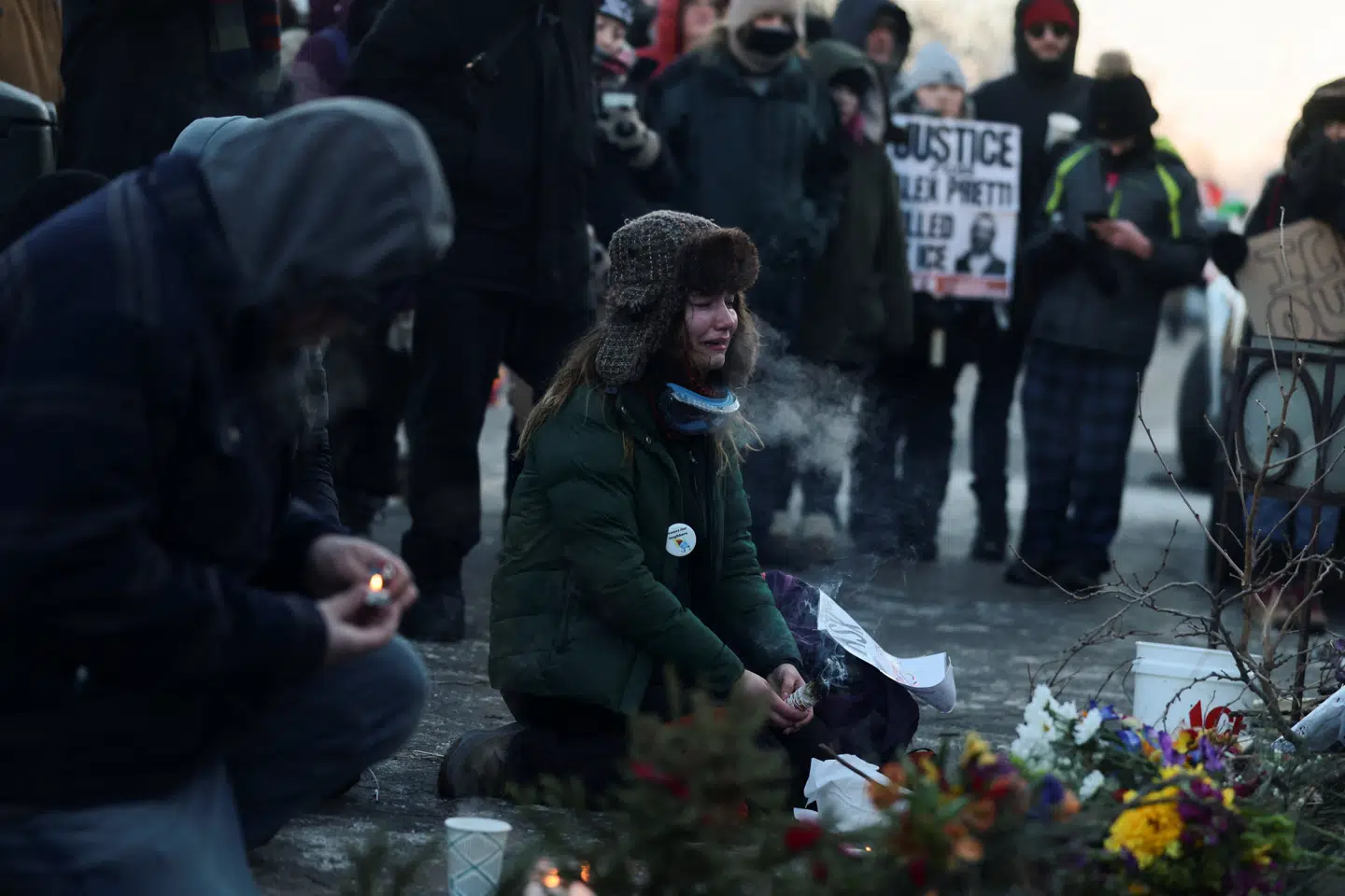 Folk har siden samlet sig på stedet, hvor Alex Pretti blev skudt og dræbt i Minneapolis.