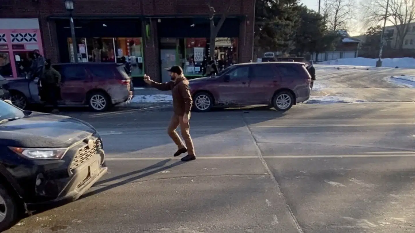 Her ses et billede fra en video, der blev optaget kort før skuddrabet skete. På billedet ses den mand, der er blevet identificeret som Alex Pretti være i gang med at filme med en mobiltelefon i Minneapolis.