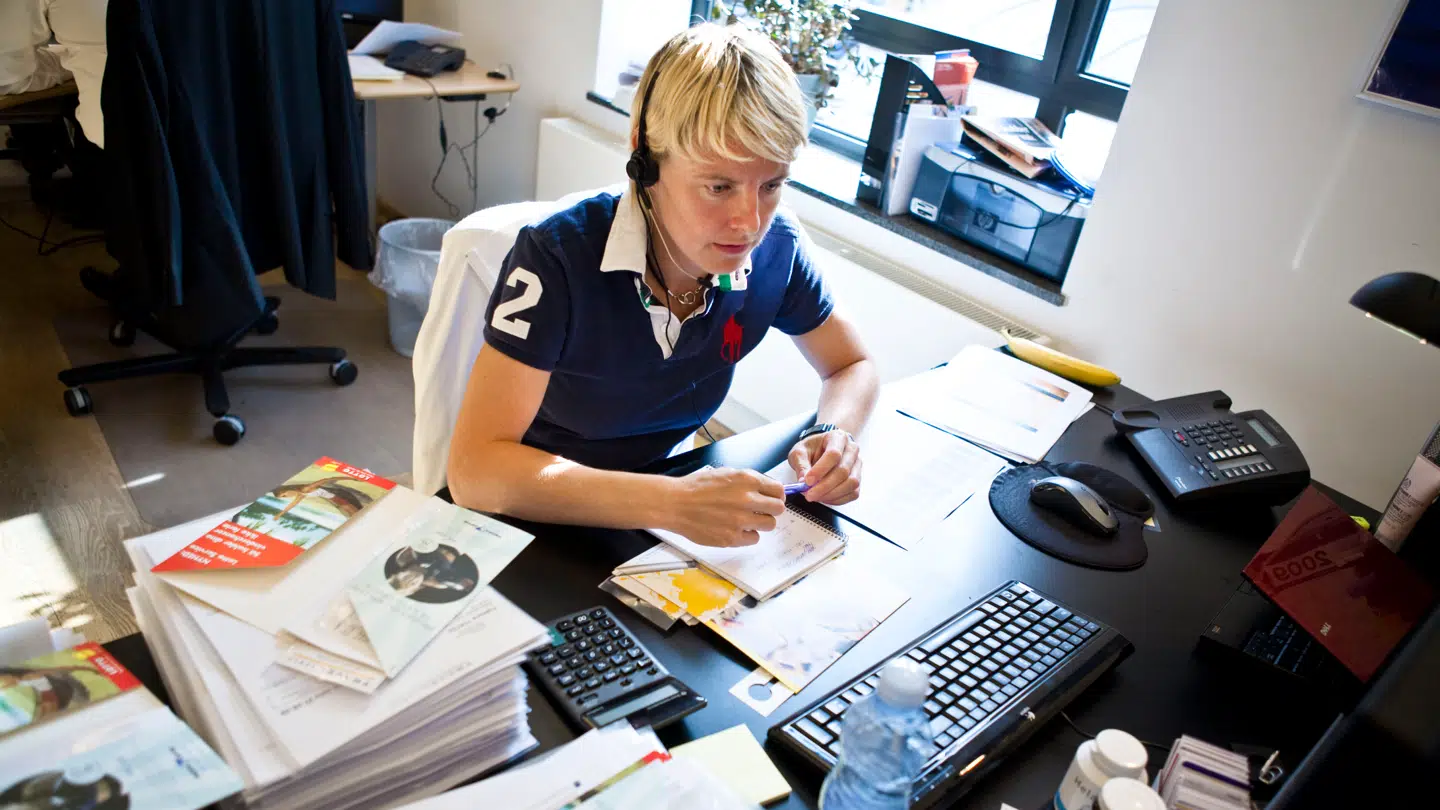 Her ses den tidligere håndbold-stjerne Camilla Andersen i gang med arbejdet hos Travel Sense.