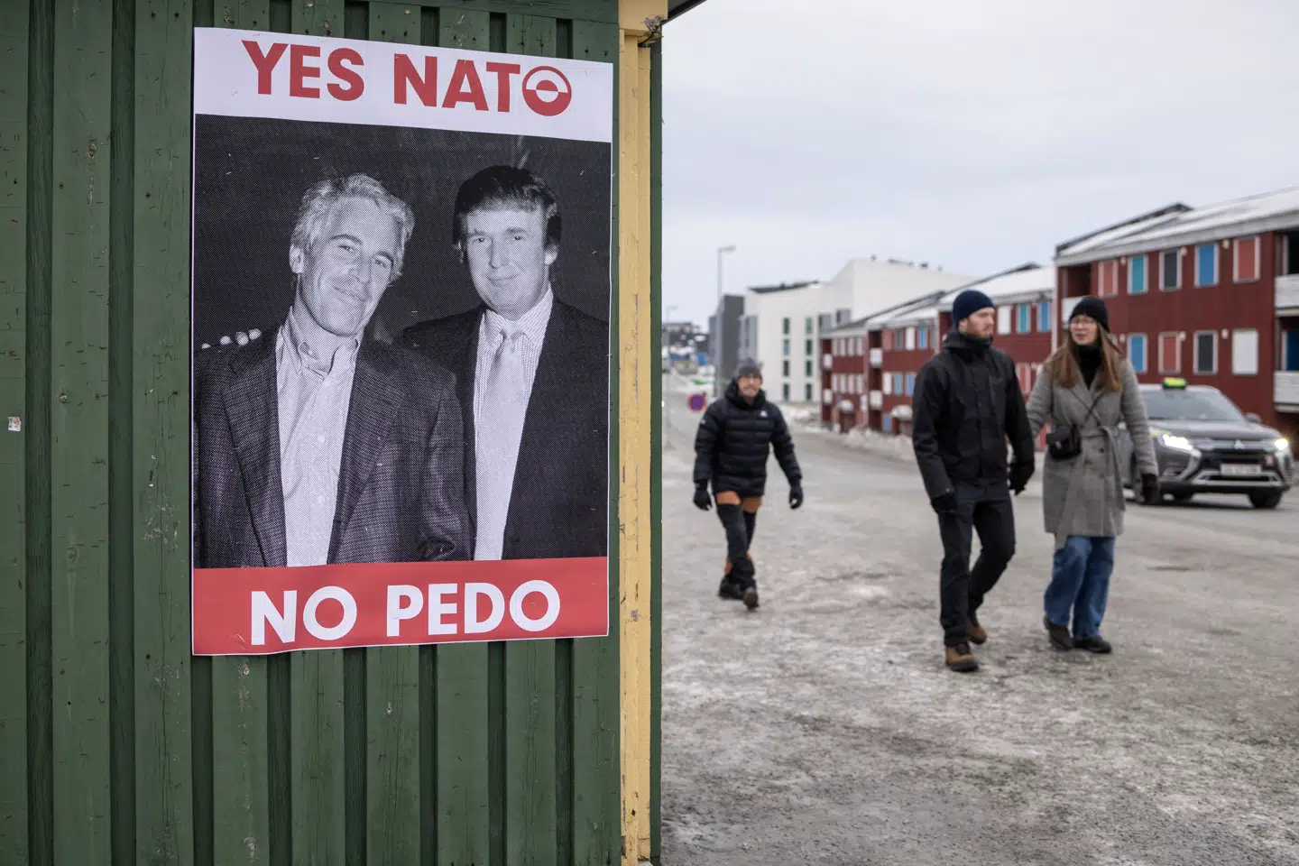 Natten til lørdag blev en række plakater med teksten 'Ja til Nato. Nej til pædo' hængt op i Nuuk.