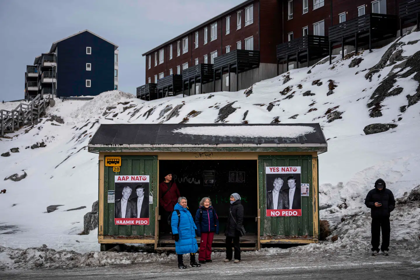 Det er især på Nuuk grønne busskure, at plakaterne er blevet hængt op.