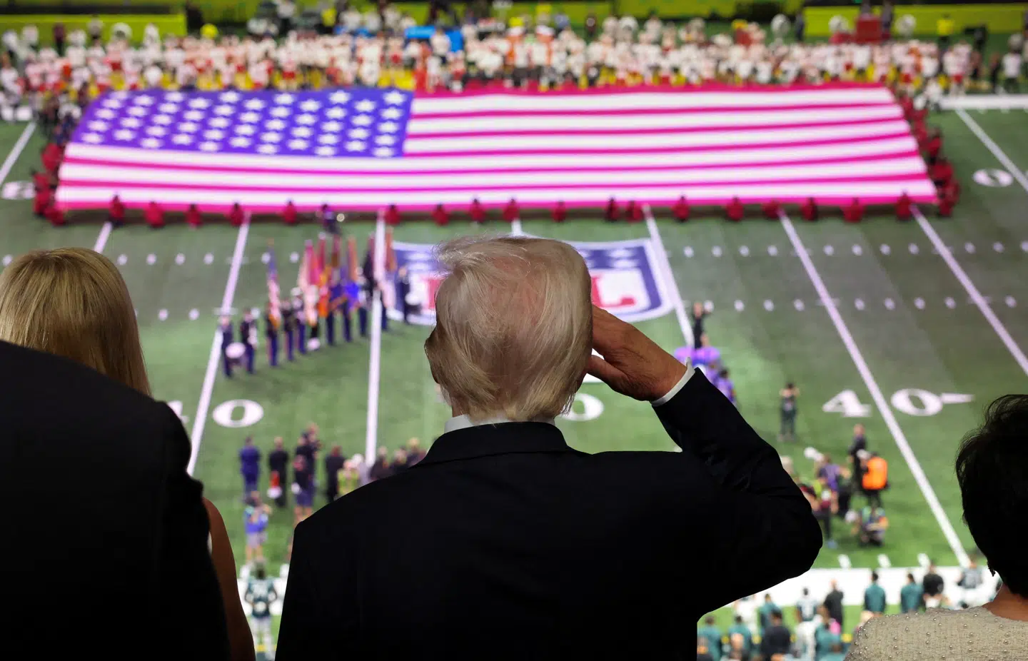 Donald Trump gør honnør under afspilningen af den amerikanske nationalmelodi under sidste års Super Bowl, der blev spillet i New Orleans.