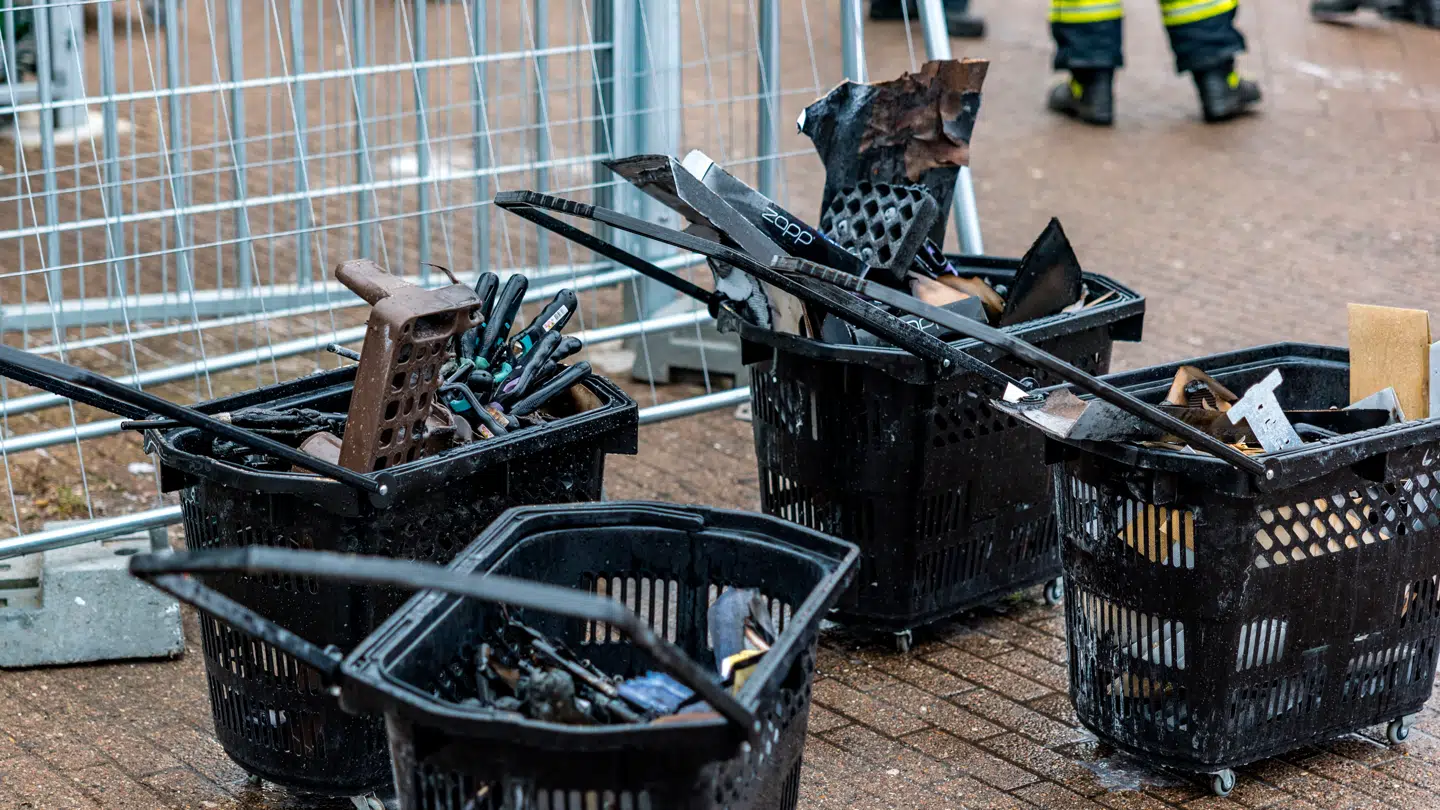 På billedet ses indkøbskurvene, der var fyldt med lightere.