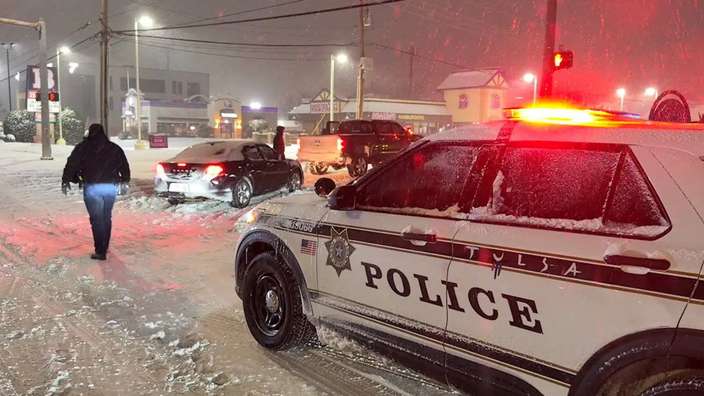 Her ses biler holde i sneen i Tulsa i Oklahoma den 25. januar.
