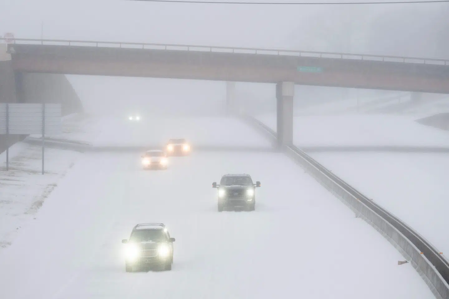 En voldsom snestorm har ramt USA og forårsager strømafbrydelser i flere stater i den østlige del af landet.