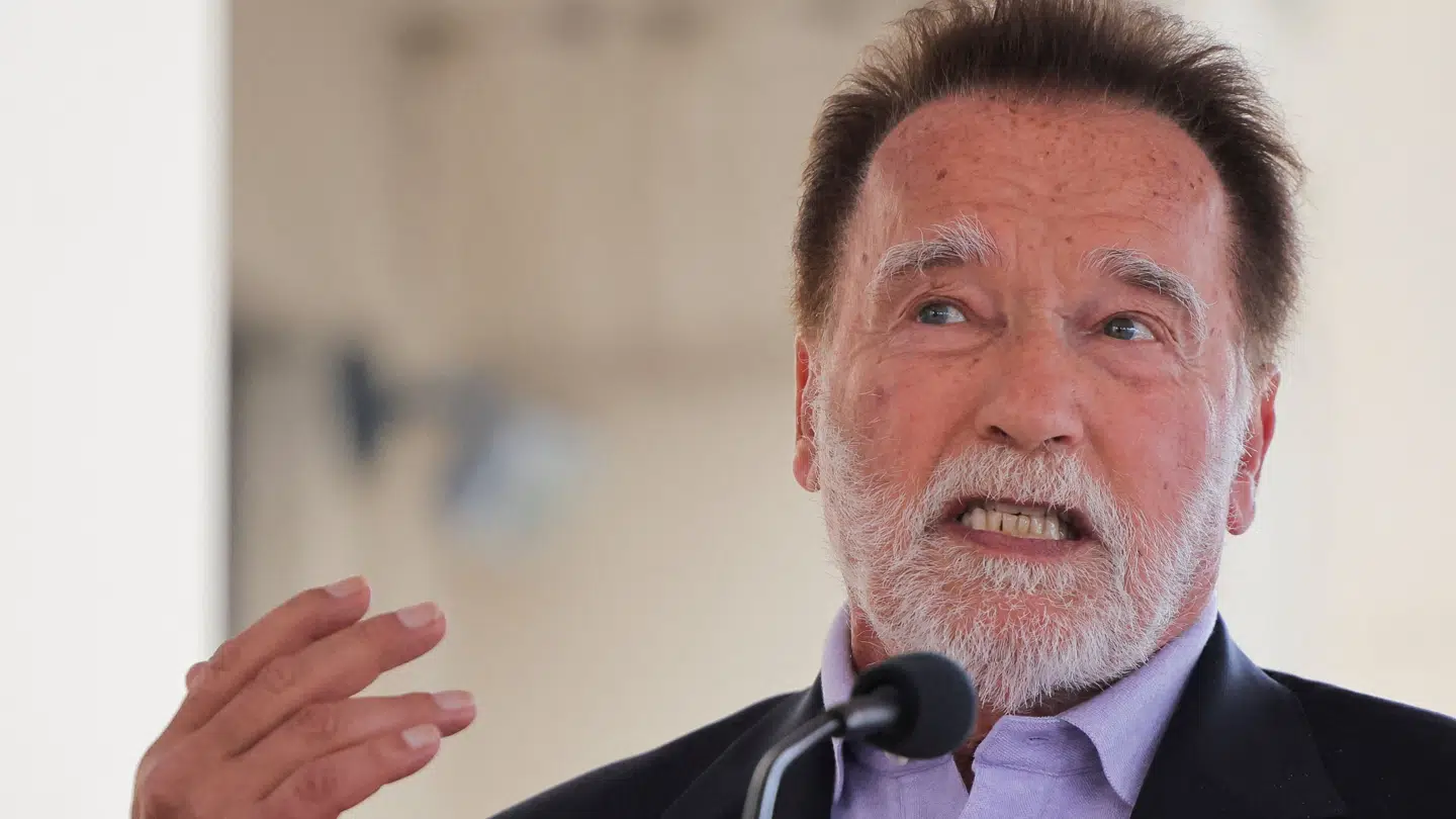 Hollywood-stjernen Arnold Schwarzenegger har lagt et billede op på Facebook, hvor han står med en pensioneret fodboldspiller.