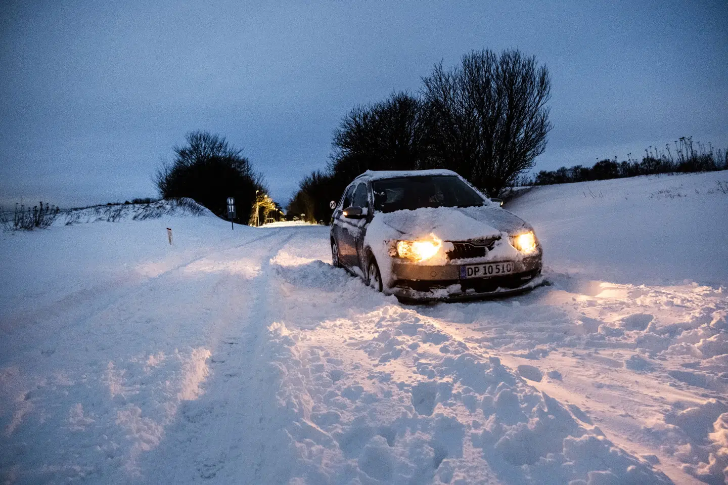 Et nyt snevejr kan give udfordringer i trafikken mandag, advarer forsikringsselskaber. Ifølge DMI kan der i den østlige del af landet lokalt falde op til 20 centimeter sne mandag. (Arkivfoto).
