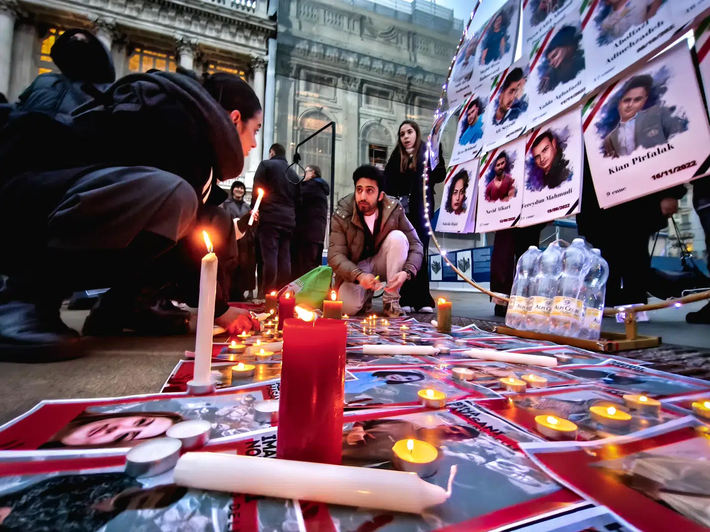 Tusindvis af iranere er blevet dræbt i Iran under den seneste måneds protester. På fotoet tændes der lys for de dræbte i italienske Torino.