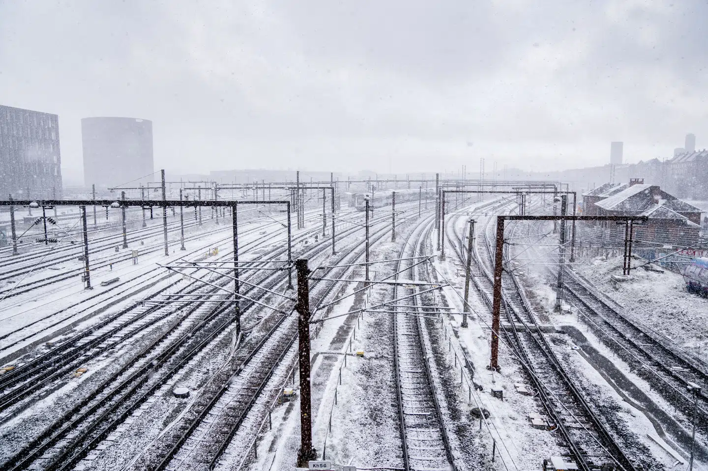 DSB har aflyst en række myldretidstog mandag, efter at DMI har varslet snestorm - blandt andet i København. I marts 2023 sneede det også ved stationen Dybbølsbro i København. (Arkivfoto).