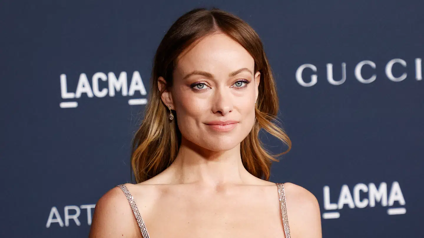 På den røde løber bar Olivia Wilde en knappenål med budskabet »ICE out«.