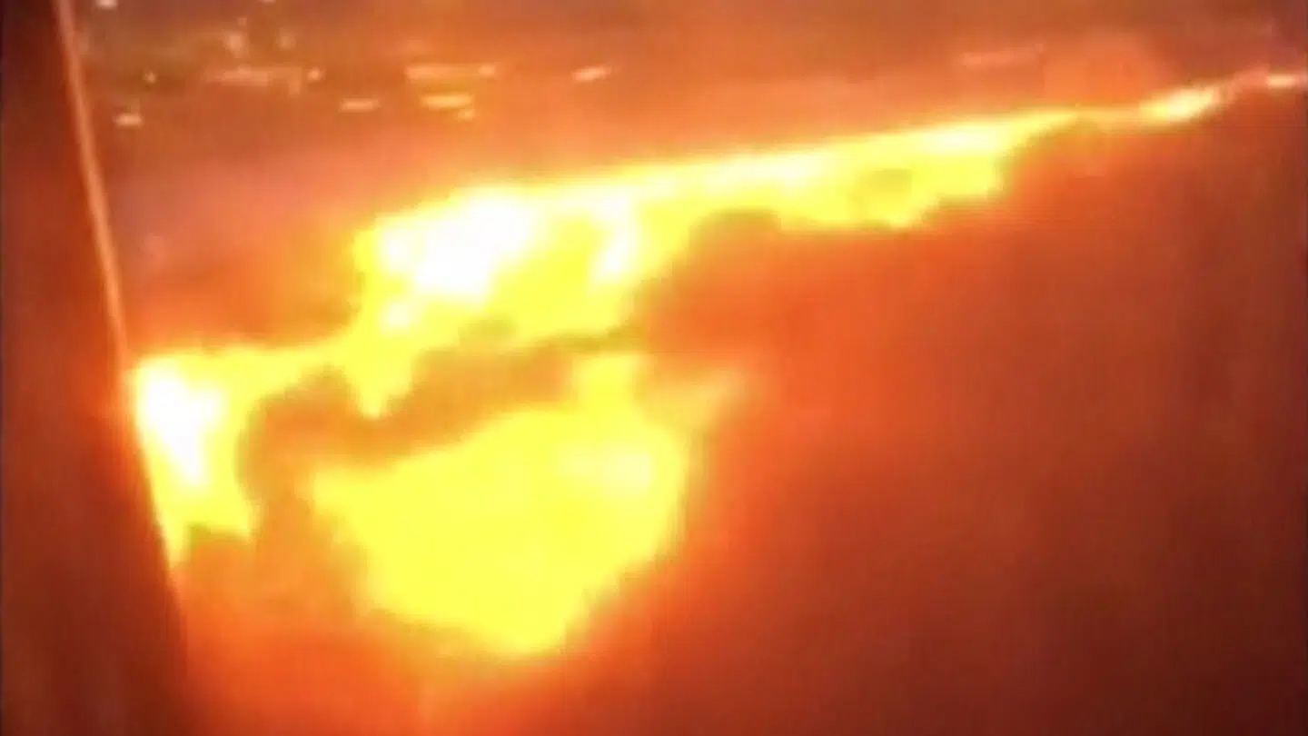 Brandfolkene kæmper med at få slukket branden.