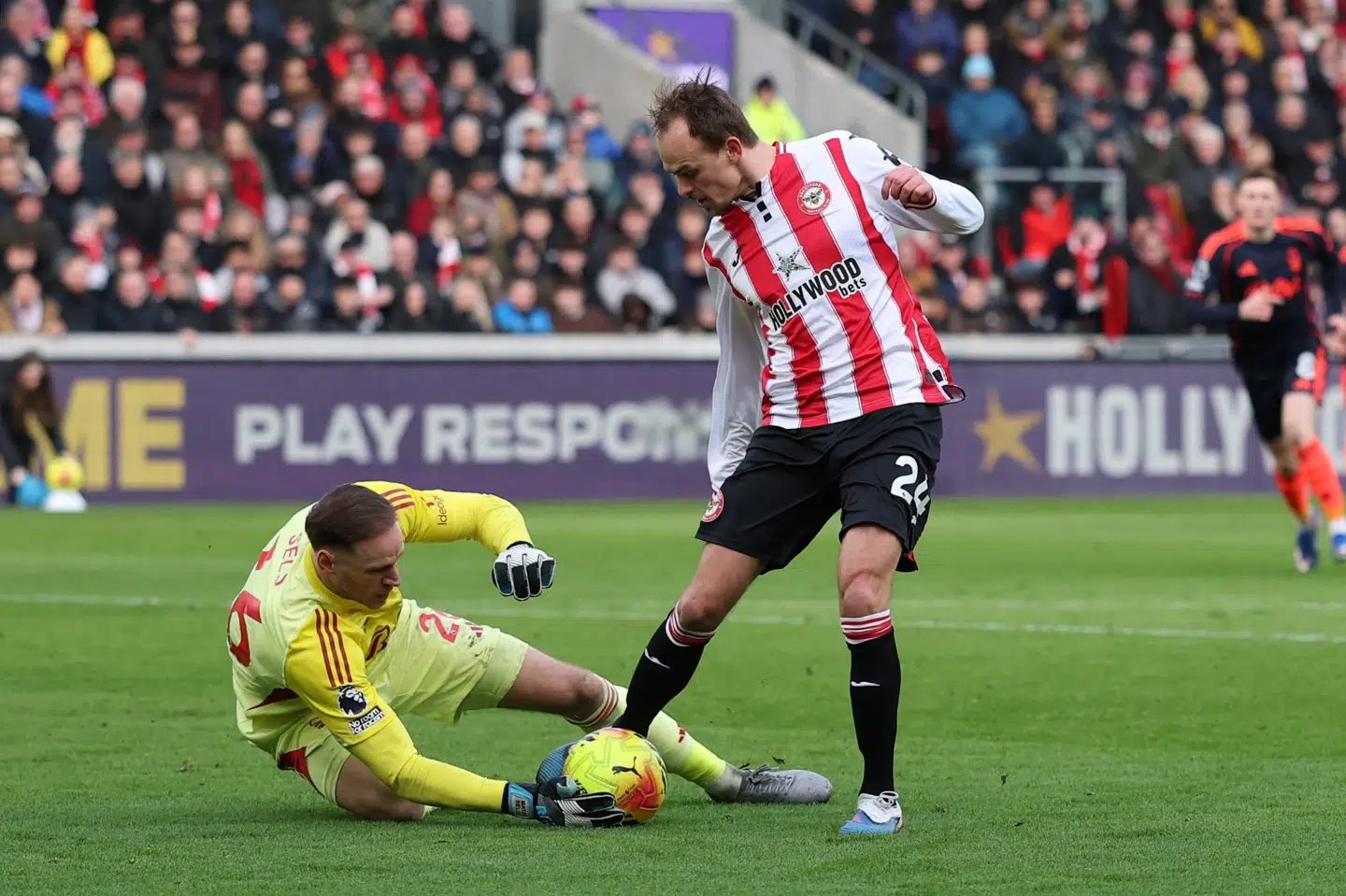 Mikkel Damsgaard i aktion for Brentford mod Nottingham Forest. Danskeren pådrog sig en skade i første halvleg og måtte udgå.