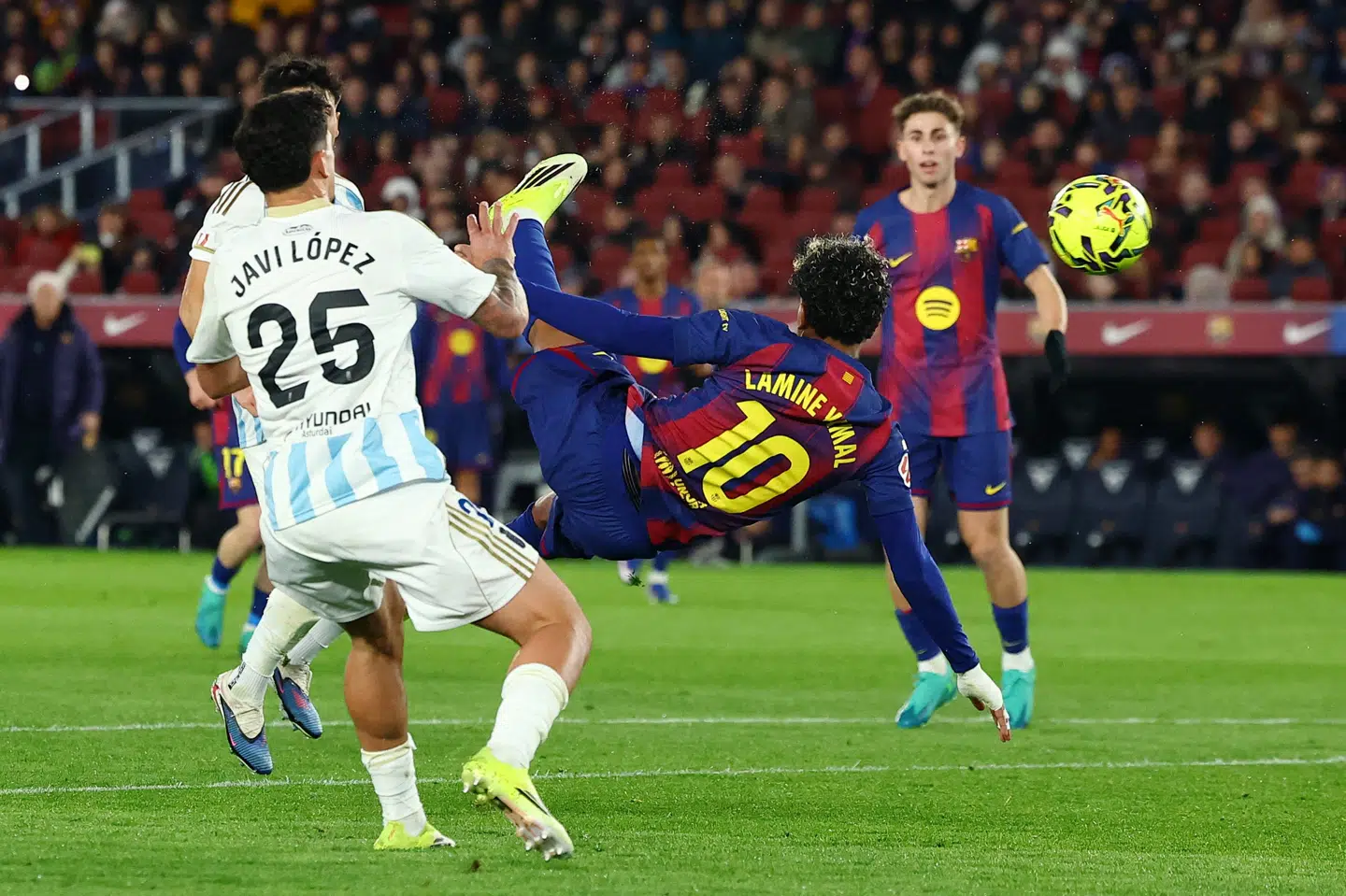 Barcelonas Lamine Yamal scorede et akrobatisk mål i Barcelonas sejr over Oviedo.