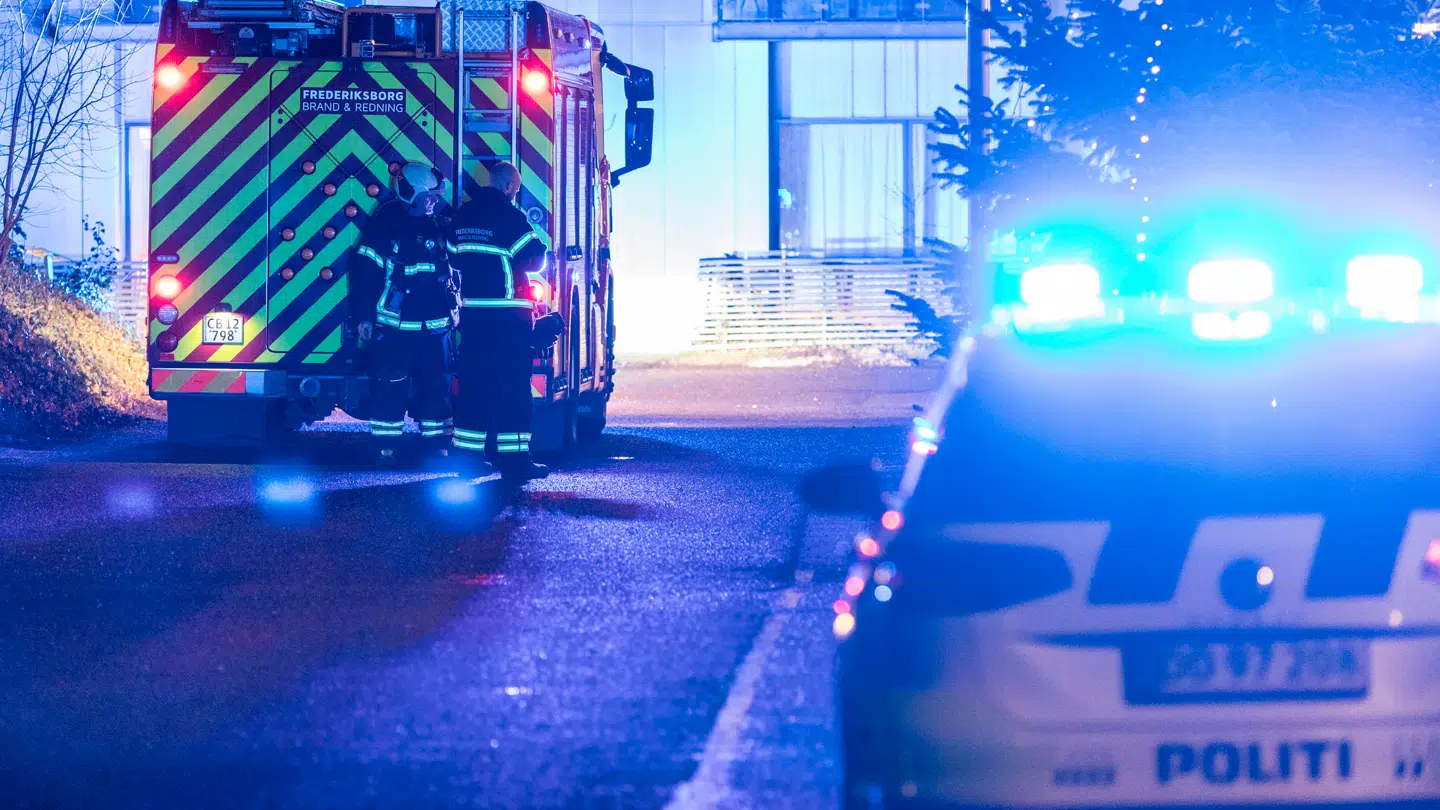 Brandfolk arbejder ved Skovhuset Plejecenter i Hillerød søndag aften.