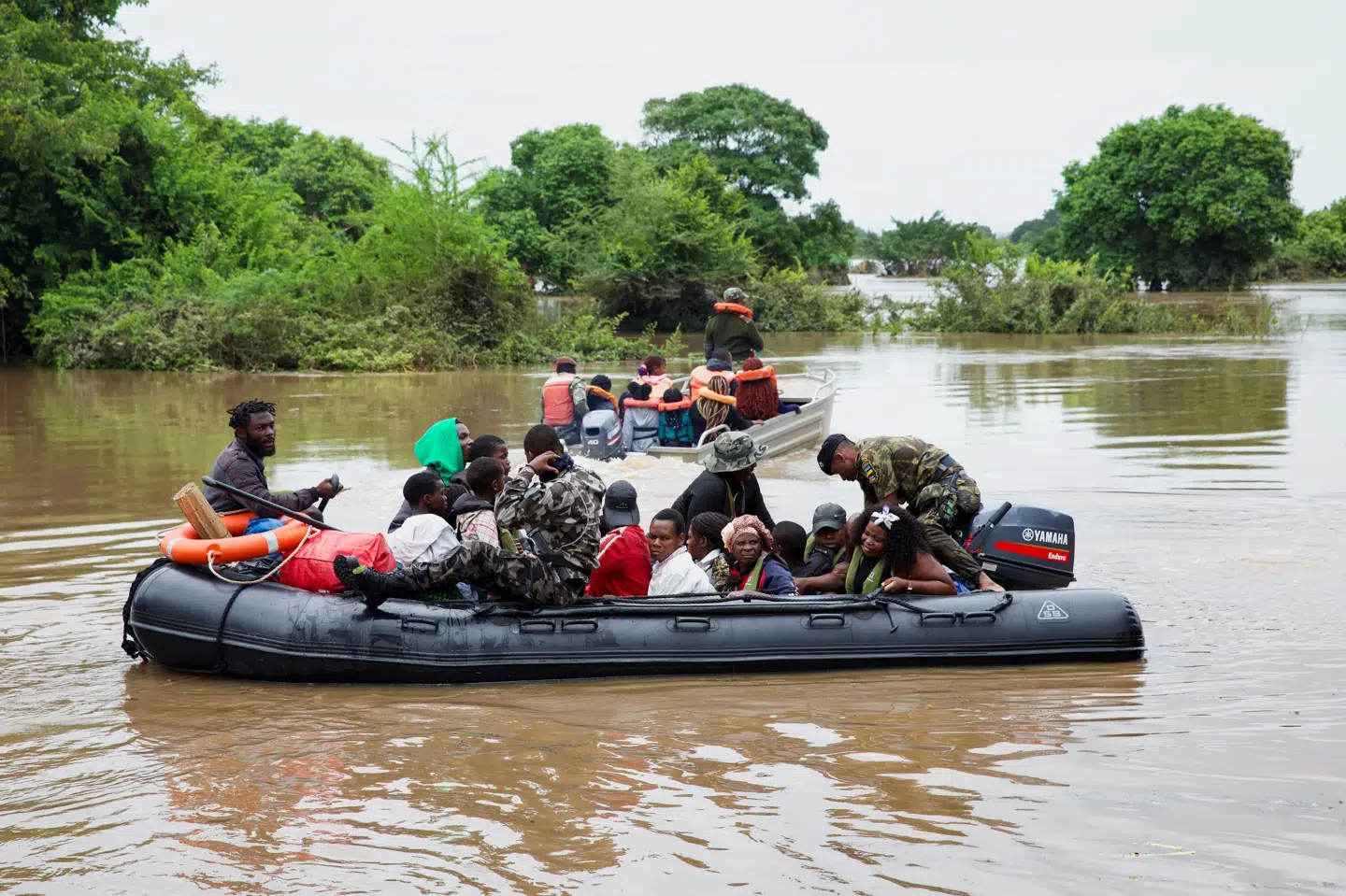 Soldater fra Mozambiques militær hjælper med at evakuere borgere fra Boane-distriktet i landets hovedstad, Maputo. Billedet er taget 19. januar. (Arkivfoto).