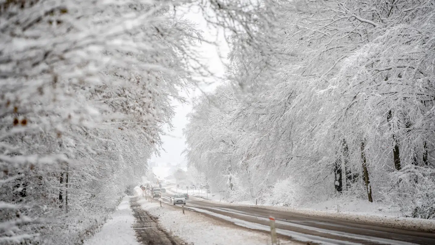 Flere dele af landet vil blive ramt af snestorm mandag morgen, fortæller DMI.