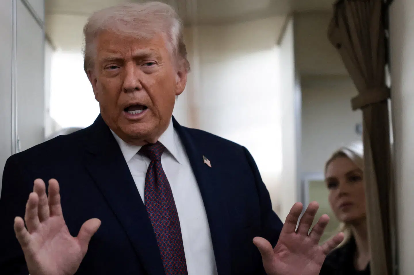 Den 22. januar kunne USA's præsident, Donald Trump, ses udtale sig til journalister på Air Force One. Søndag aften skriver han på Truth Social, at to amerikanske borgere har mistet livet "som følge af det her kaos forårsaget af Demokraterne". (Arkivfoto).