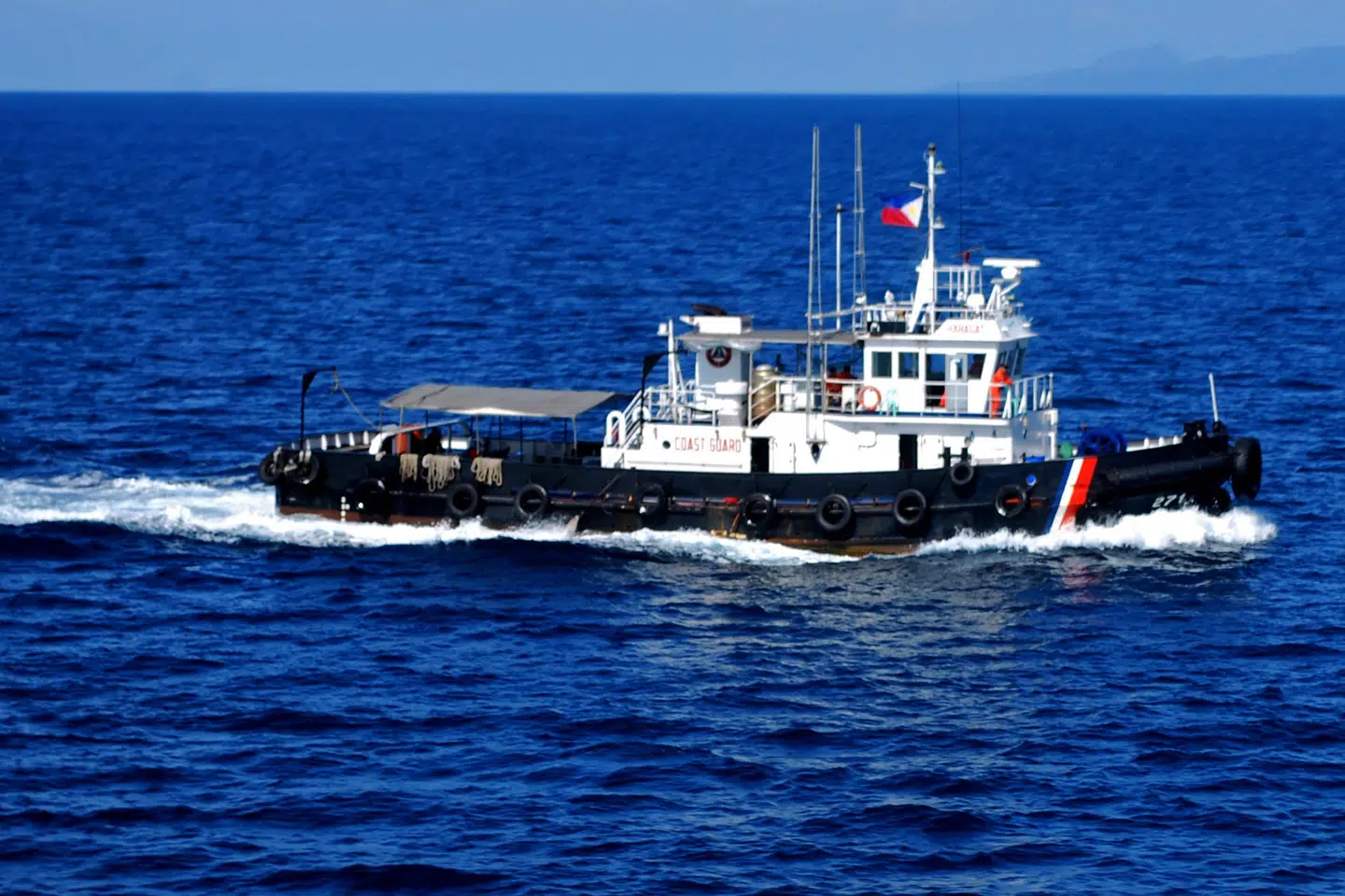 Den filippinske kystvagt deltager i eftersøgningen efter mere end 100 personer, efter at en færge mandag forliste i den sydlige del af landet. (Arkivfoto).
