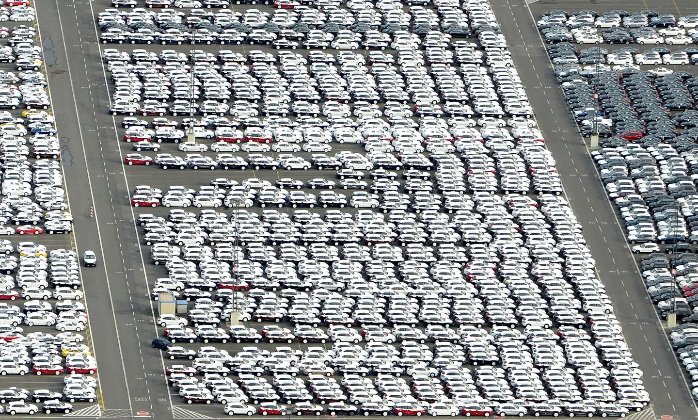 Biler klar til eksport står klar på havnen i den nordtyske by Bremerhaven. Snart vil europæiske bilproducenter få lettere ved at sælge til verdens tredjestørste bilmarked, Indien.