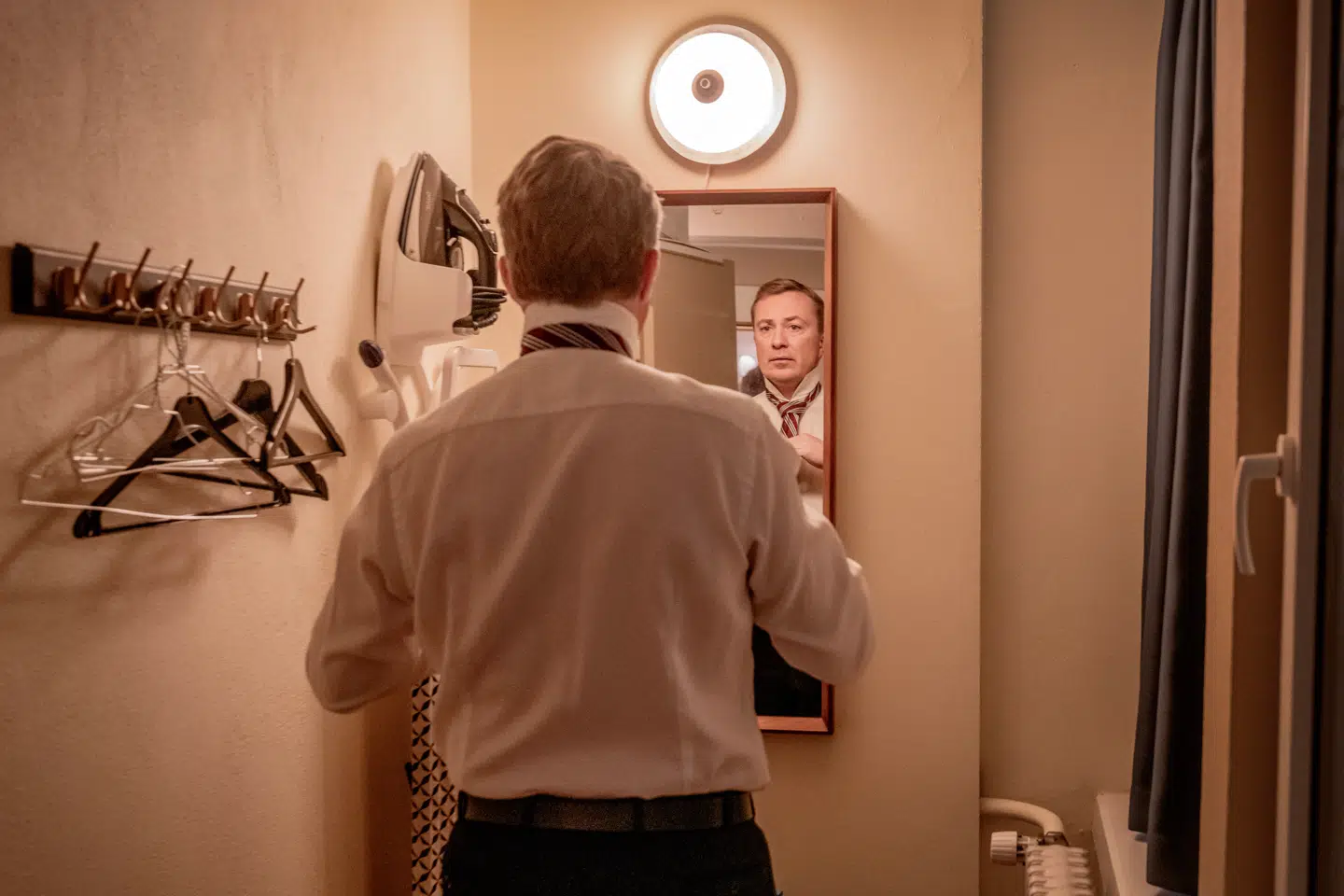 Morten Messerschmidts partifæller har kastet sig ind i et forsvar efter hans kritik af regeringen.