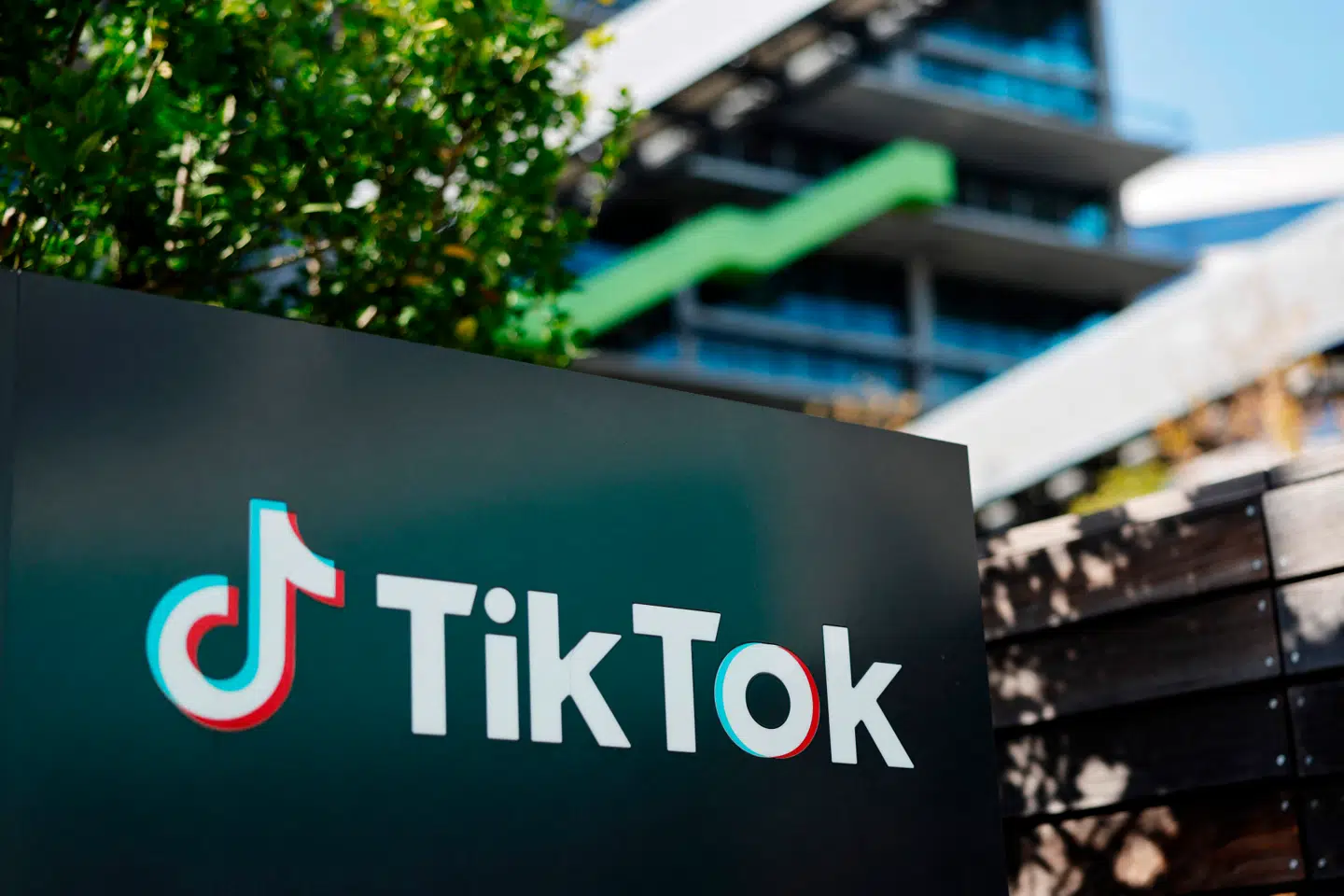 TikTok bliver i USA skilt ad fra TikTok i resten af verden. Samtidig ændres brugerbetingelserne for de omkring 200 millioner amerikanere, der er »på«, så de nye ejere kan følge dem langt tættere.