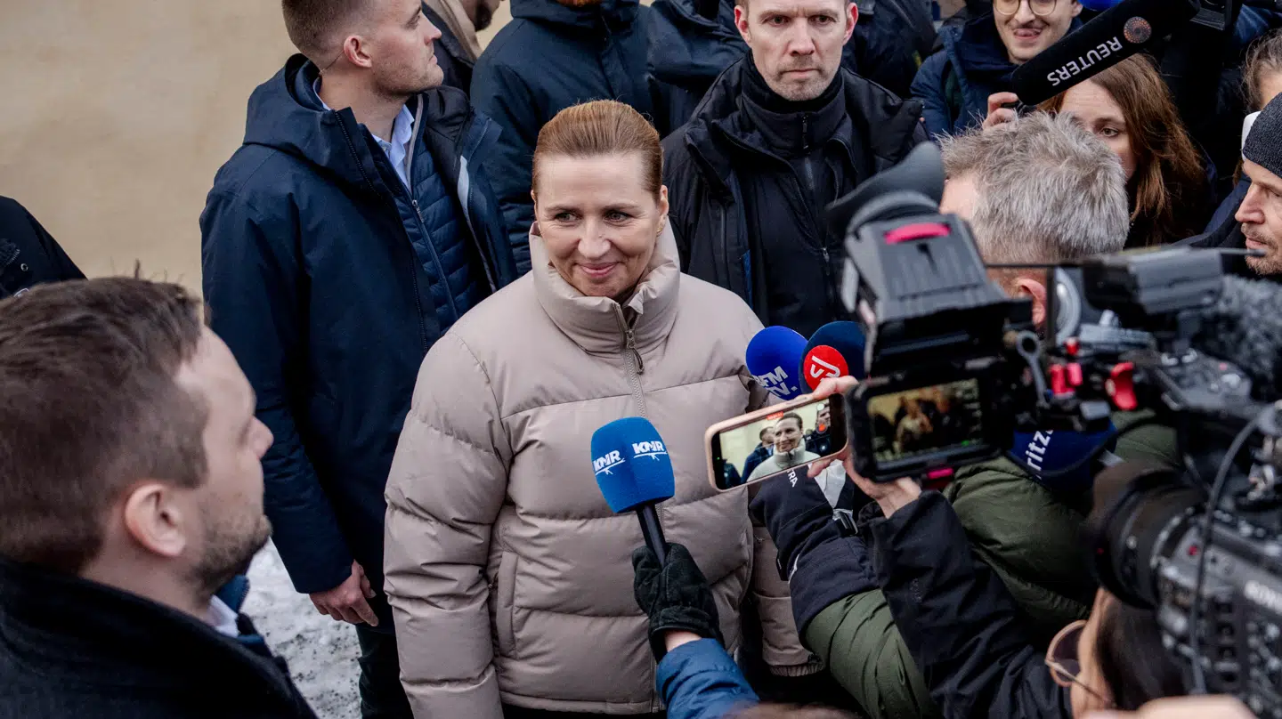 Statsminister Mette Frederiksen må knibe sig selv i armen over den seneste meningsmåling, vurderer Henrik Qvortrup.