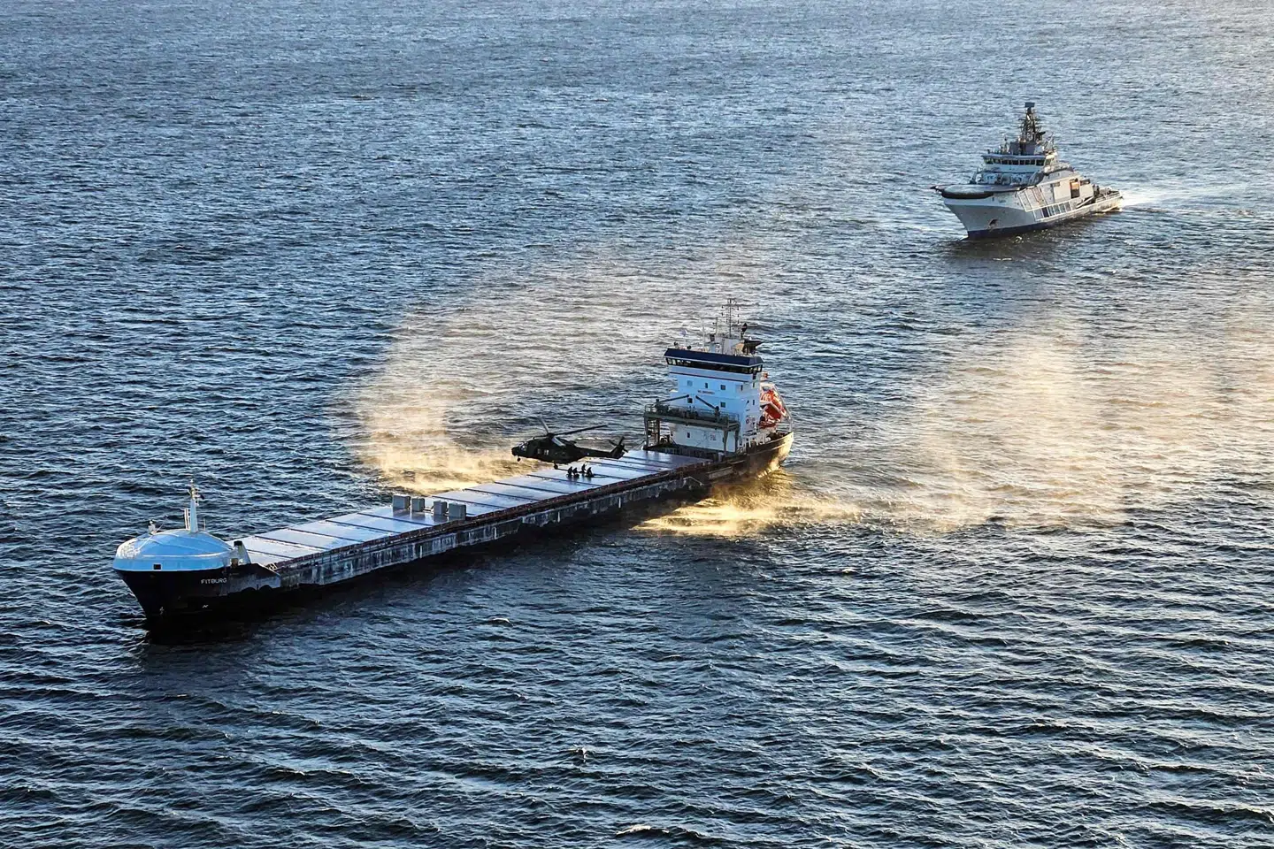 Finsk politi har taget dette billede af fragtskibet "Fitburg", som blev tilbageholdt i december på grund af mistanke om sabotage på et undervandskabel i Den Finske Bugt. (Arkivfoto).