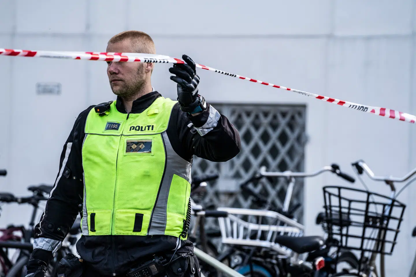 Politiet rykkede talstærkt ud, da der i sommeren 2024 blev fundet to pistoler i en kiosk på Østerbro. Den ene af kioskens ejere blev senere dømt. Billedet er ikke fra den konkrete aktion.