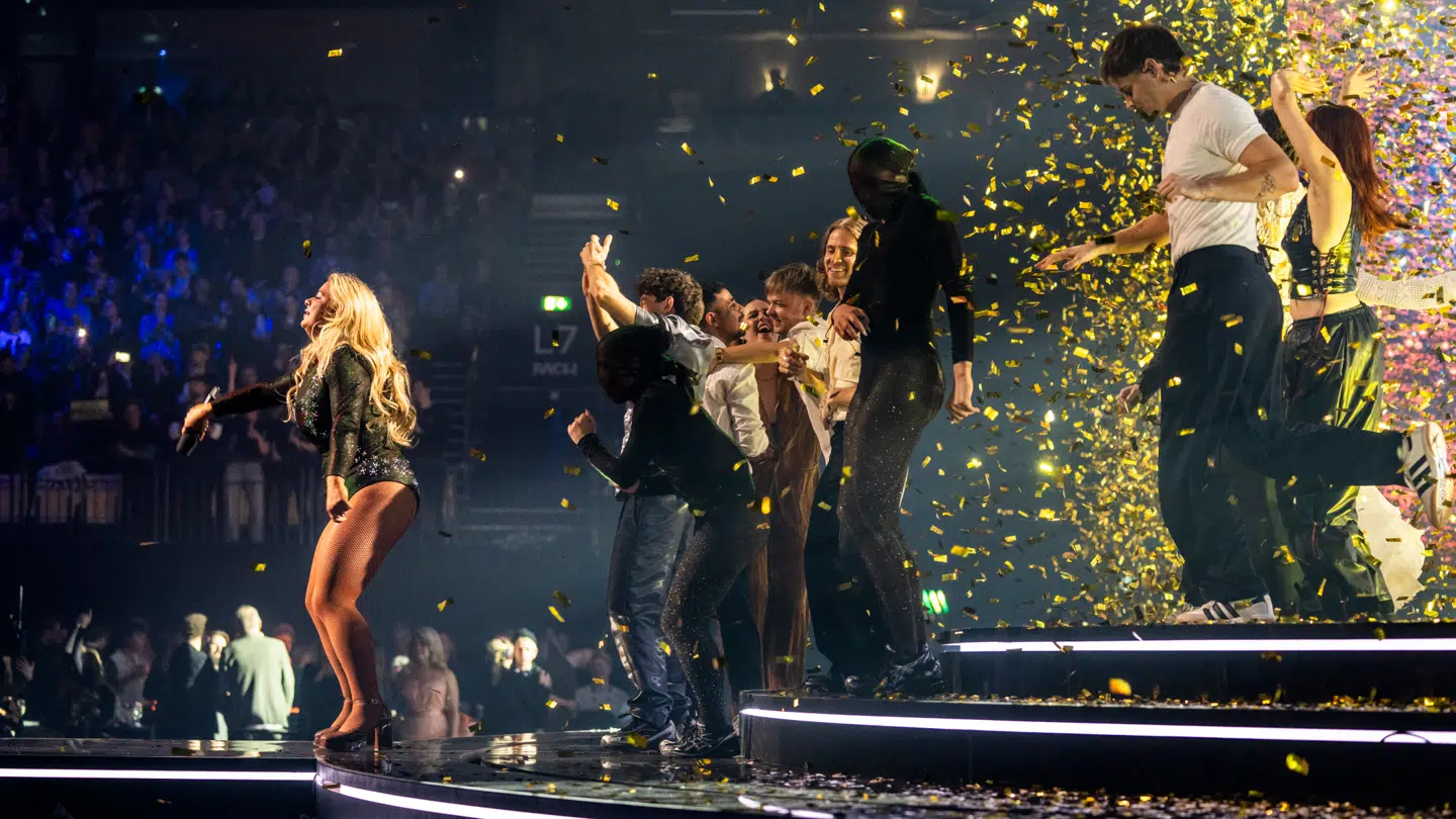 Sidste års vinder af Dansk Melodi Grand Prix, Sissal, på scenen i Jyske Bank Boxen.