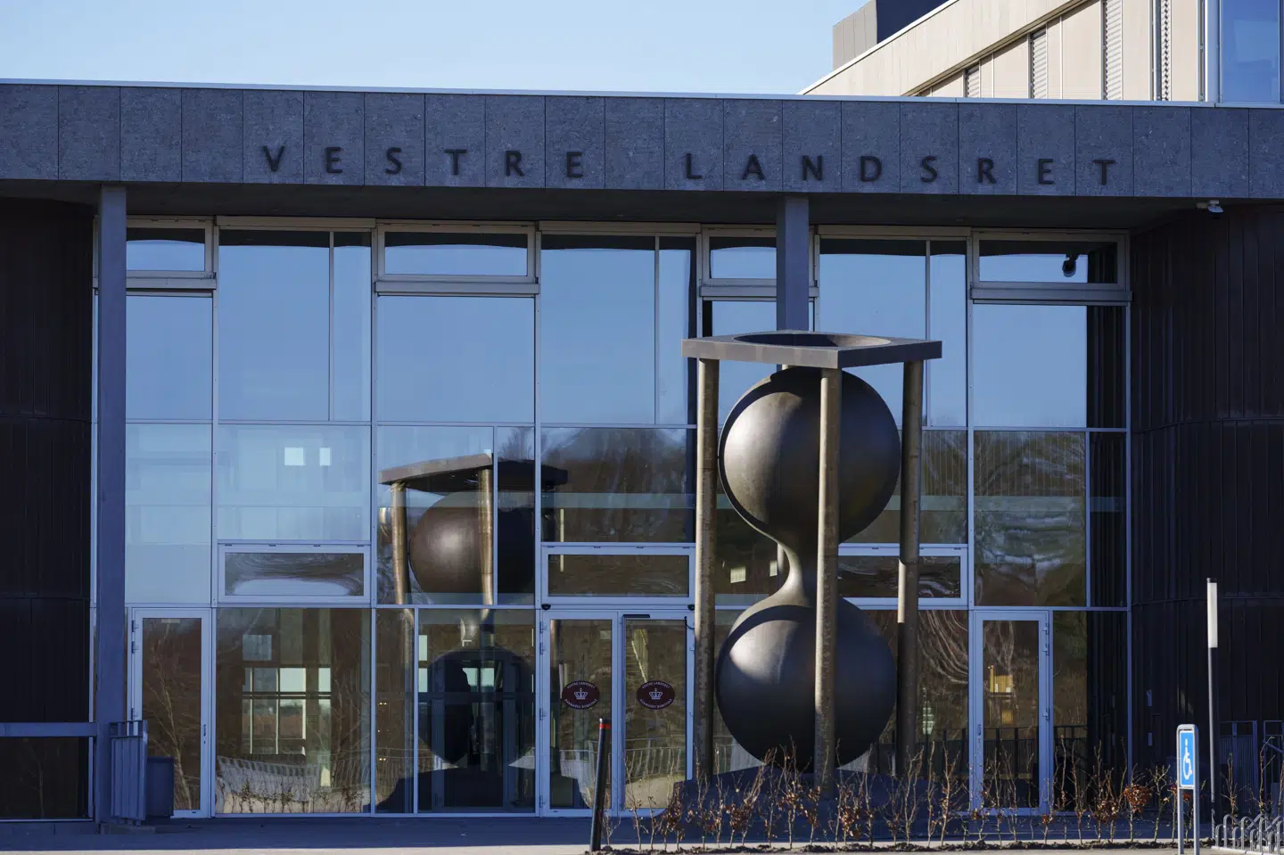 Vestre Landsret har mandag afvist at forhøje erstatningen til to fremmedkrigere, der i strid med reglerne blev nøgenvisiteret under varetægtsfængsling.